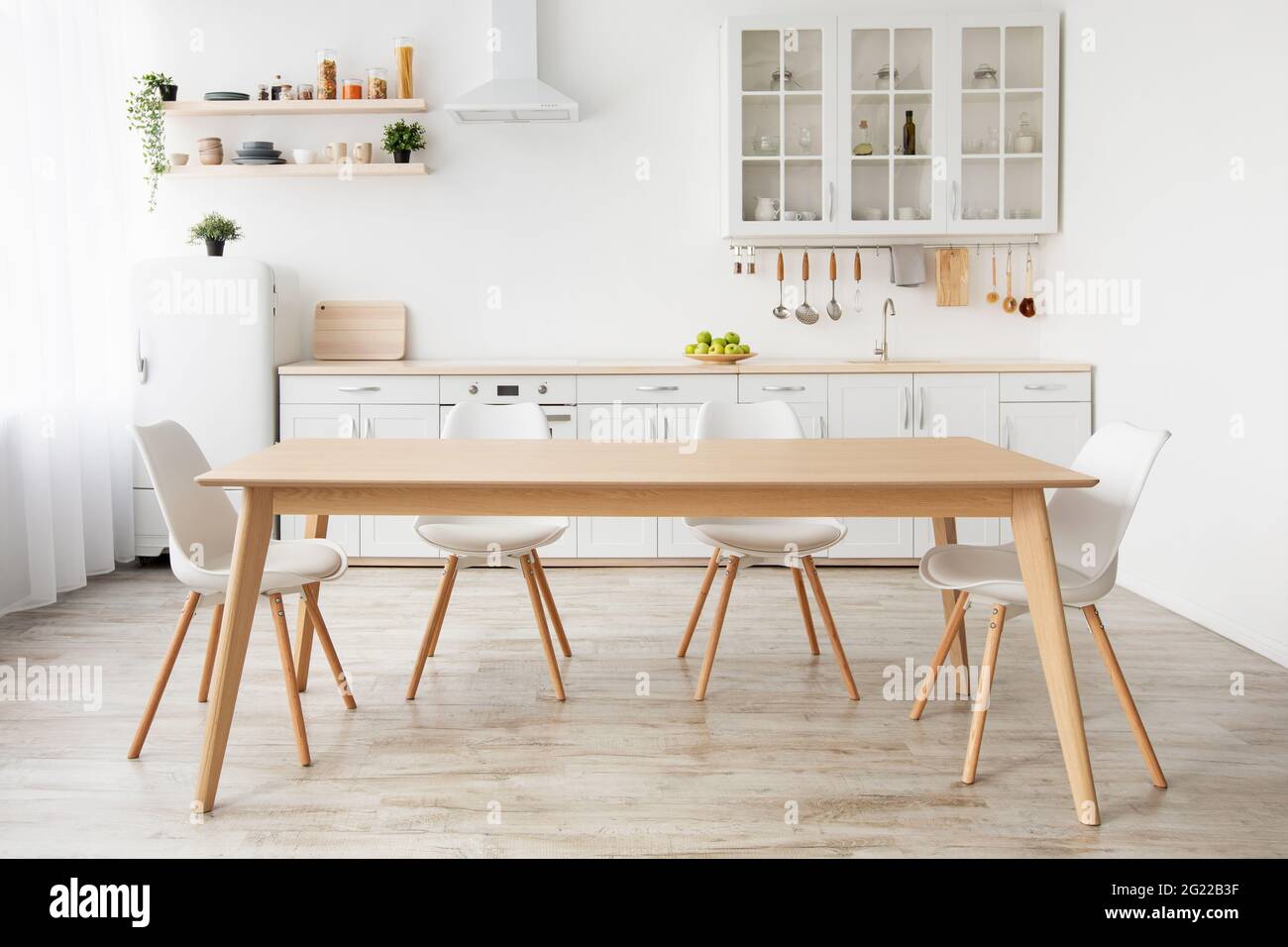 Classica cucina bianca scandinava con dettagli in legno. Mobili moderni con accessori e vari utensili Foto Stock