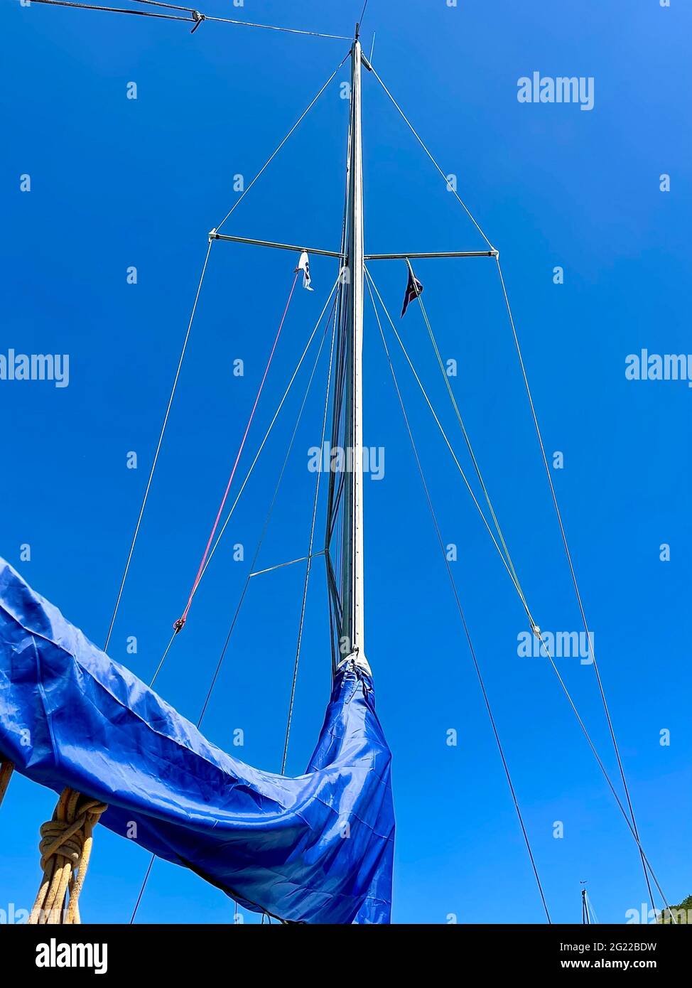 Albero di yacht contro un cielo blu Foto Stock