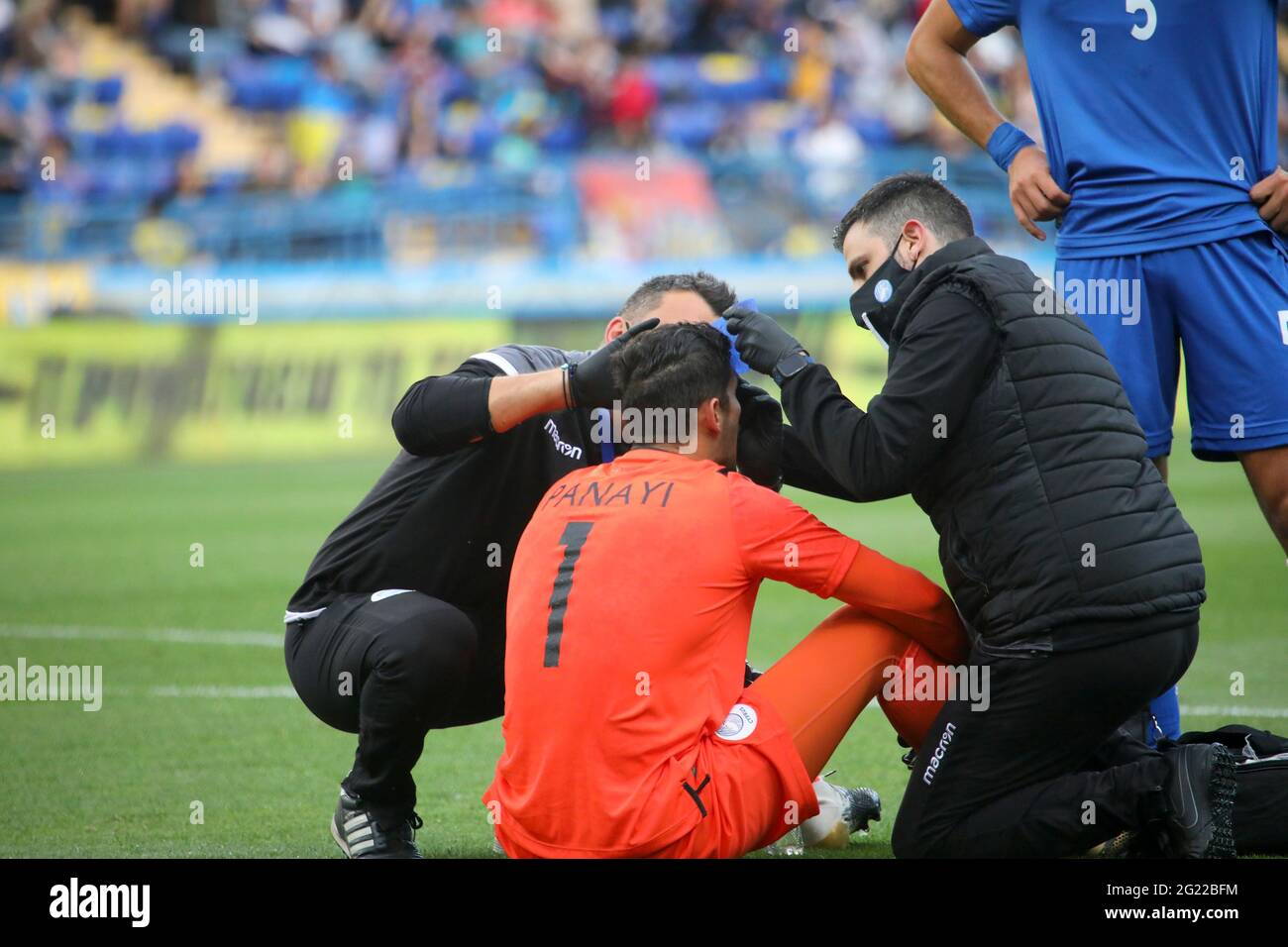 Non esclusivo: KHARKIV, UKAINE - 07 GIUGNO 2021 - portiere della nazionale di calcio cipriota Constantinos Panagi si ferisce durante l'amico Foto Stock