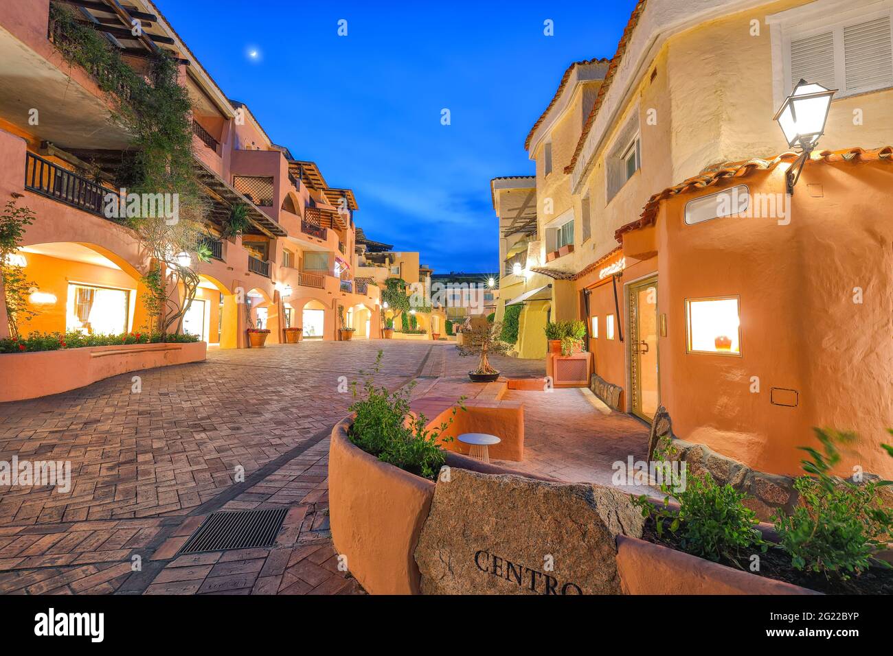 Fantastica vista sulla città di Porto Cervo illuminata di notte. Meta  turistica popolare del Mar Mediterraneo. Località: Arzachena, Provincia di  Sassari, S Foto stock - Alamy