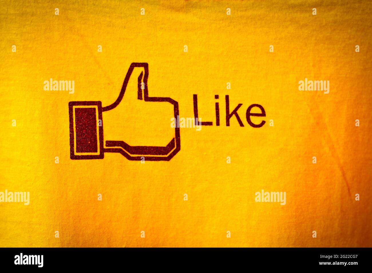 Amphawa, Thailandia - 29 dicembre 2012: Facebook icona simile su tessuto, Facebook è il più grande sito di social networking del mondo. Foto Stock