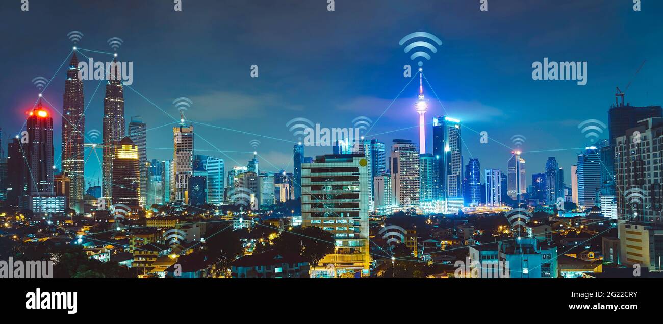 Concetto concettuale di Cityscape con connessione wi-fi, tecnologia di comunicazione delle informazioni Foto Stock