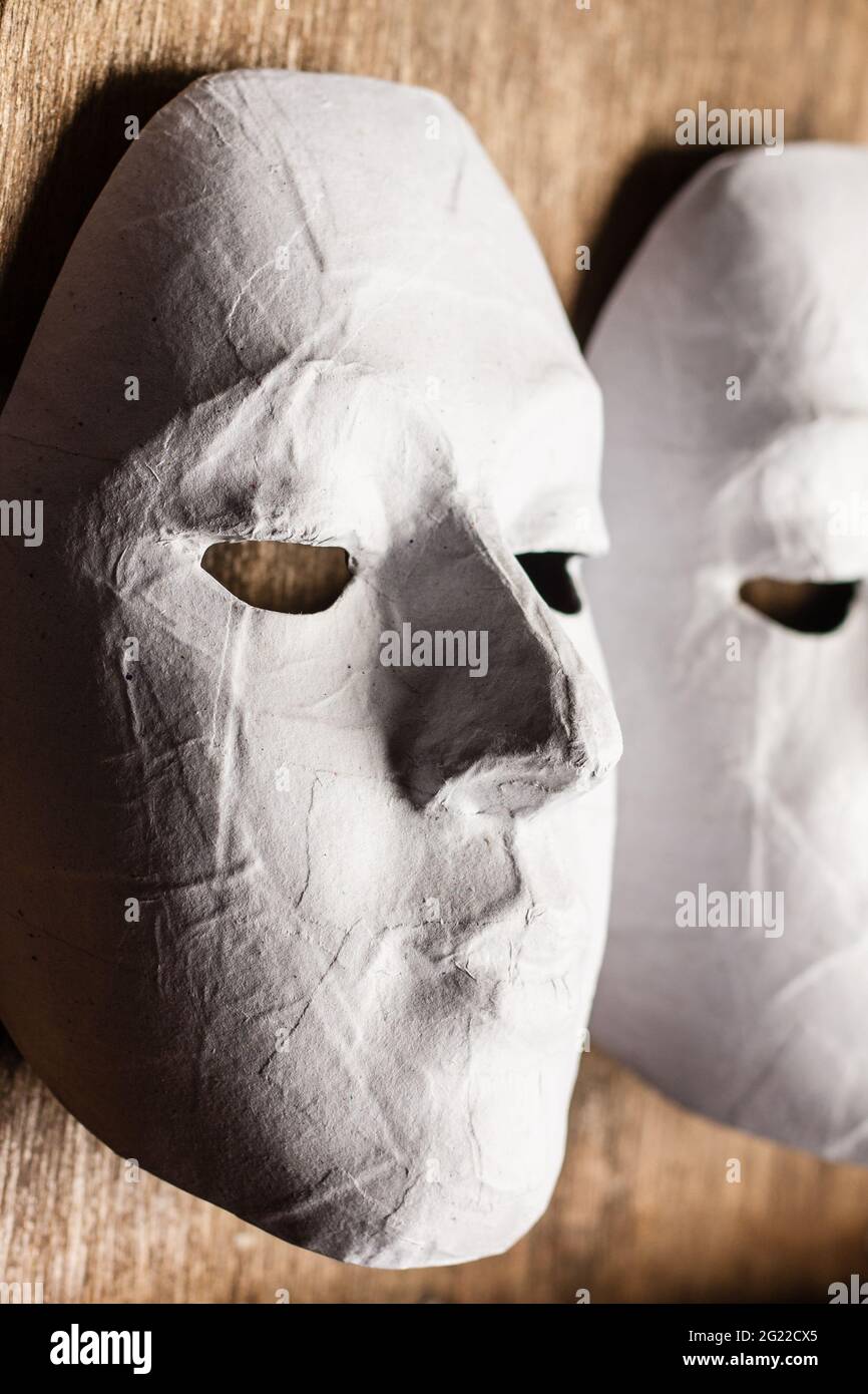 Maschere bianche per bambini a dipingere. In realtà, gli attori lo usano anche nelle prestazioni. Foto Stock