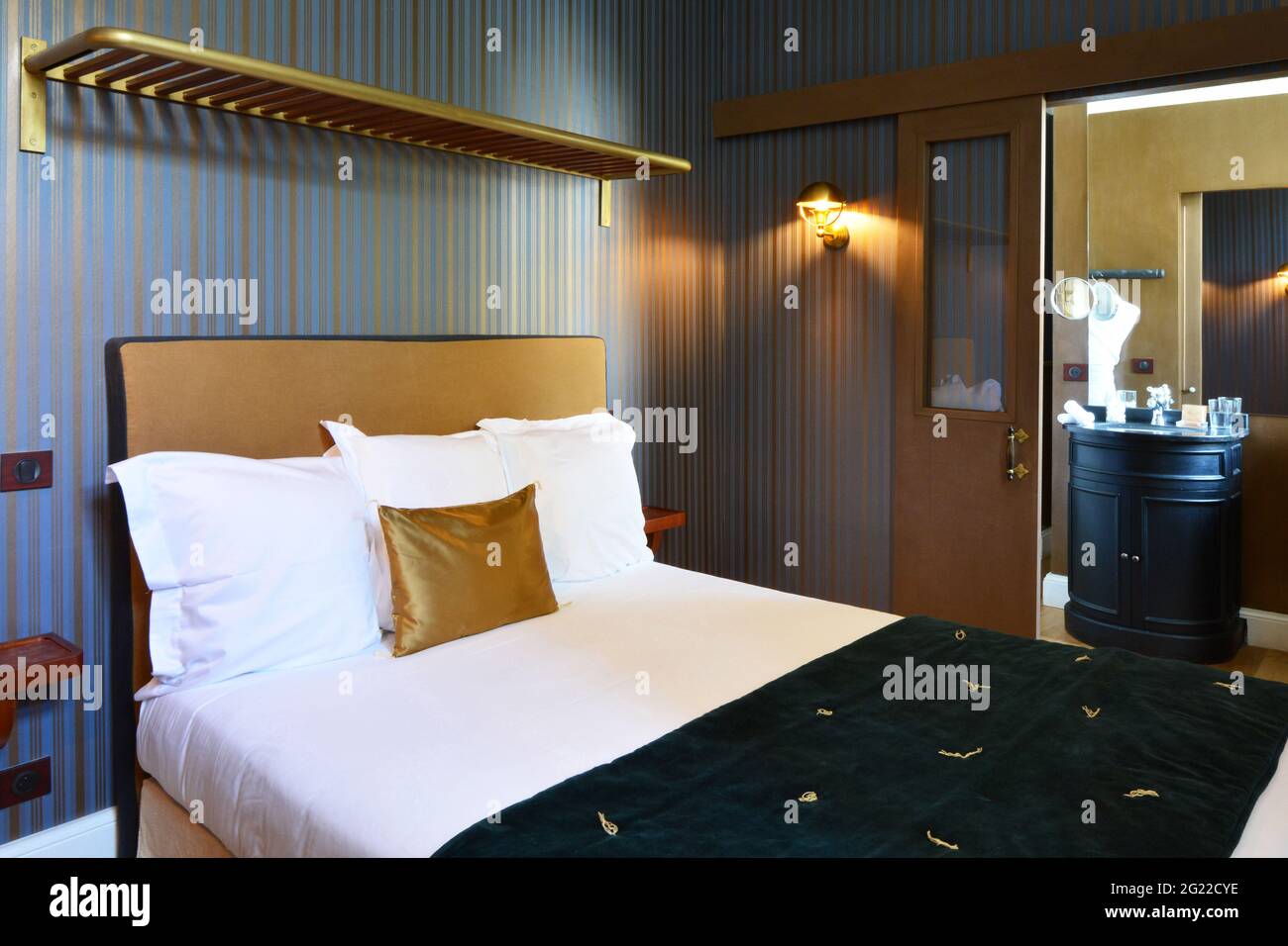 FRANCIA. NOUVELLE-AQUITAINE. GIRONDE (33) BORDEAUX. UNA DELLE CAMERE DELL'HOTEL LA COURSE È APERTA DALLA PRIMAVERA 2016. HA SOLO 5 CAMERE CON BAGNO Foto Stock
