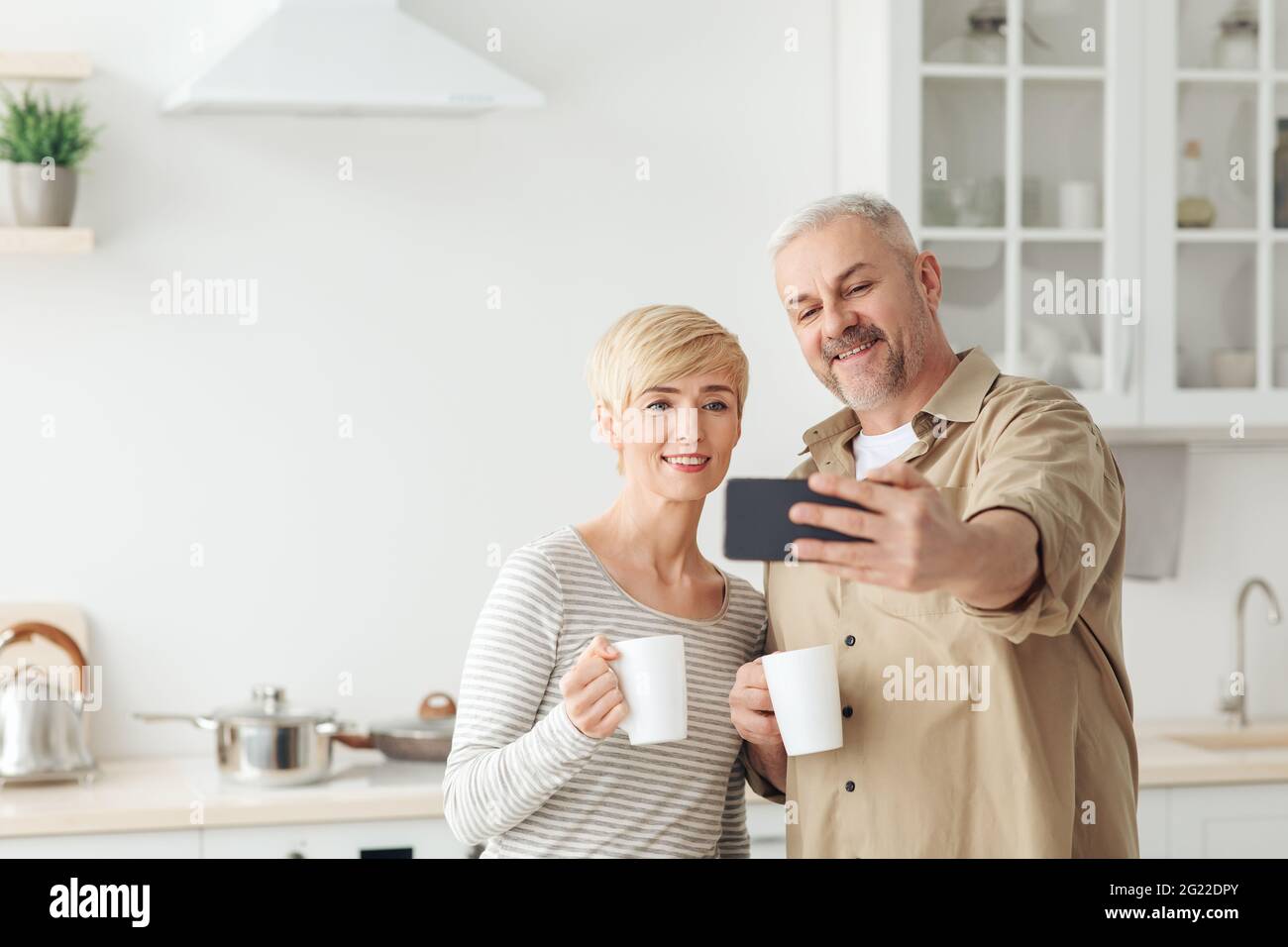 Autoisolamento, videochiamata, caffè del mattino. Selfie a casa e riunione online Foto Stock