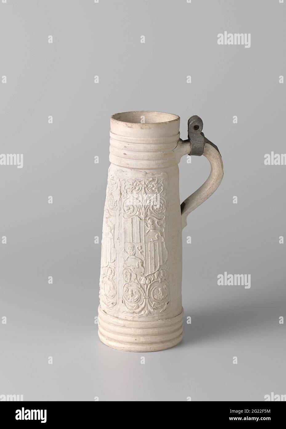 Rapidamente dal gres. Corpo cilindrico che si restringe a curvo. Decorato con 3 strisce stampate con 3 volte la stessa arma tra i tendini. Con resti di un coperchio di peltro. Foto Stock