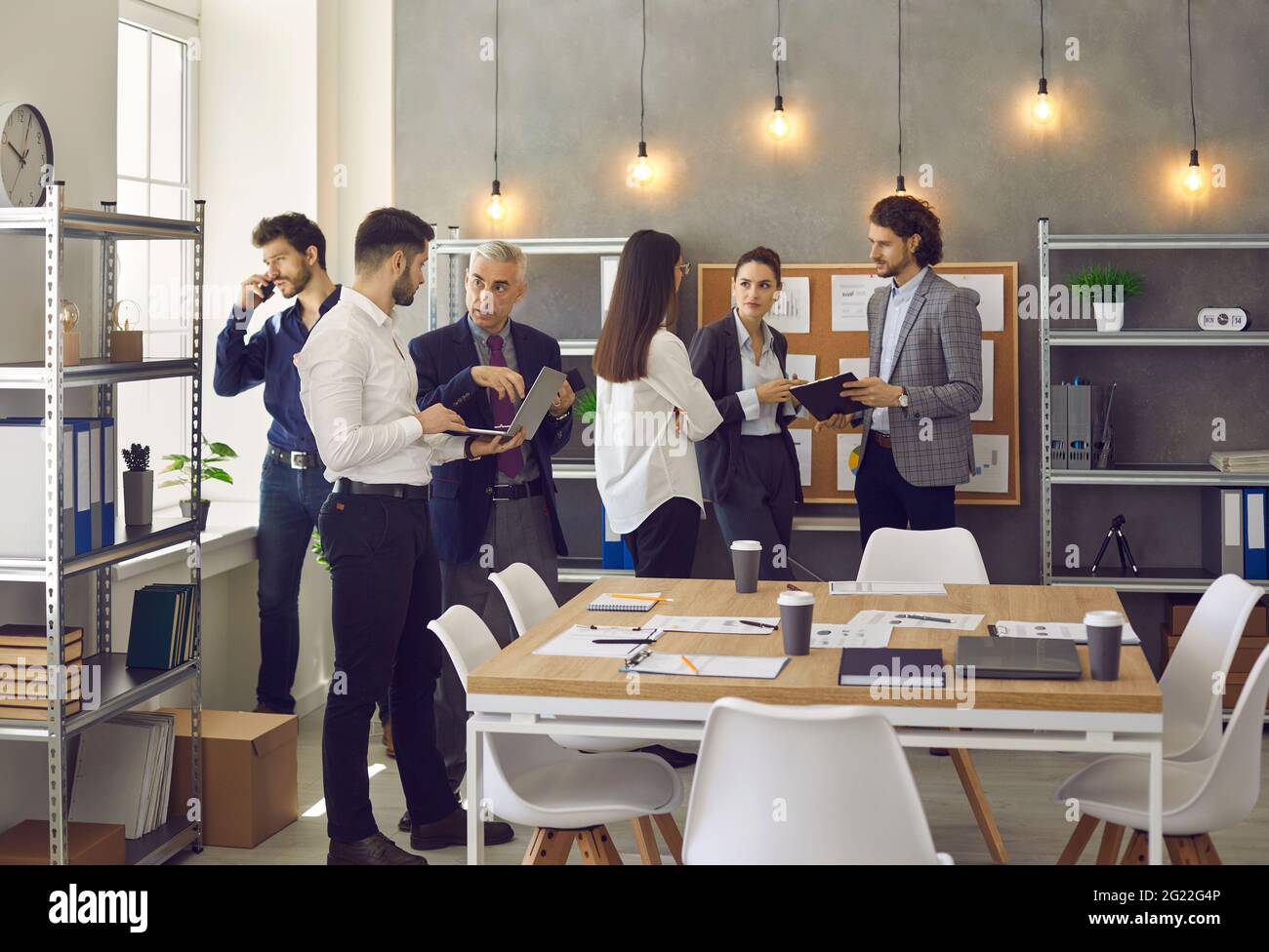 I colleghi di ufficio parlano al lavoro e discutono di un'idea di condivisione del piano strategico del progetto Foto Stock