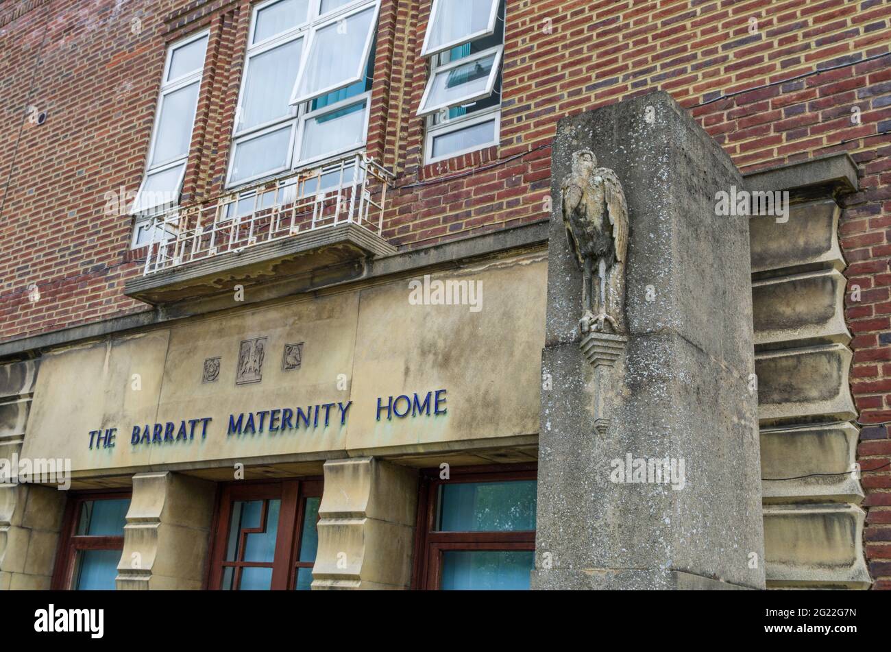 Casa della maternità Barratt, parte del Northampton General Hospital; mostra uno di un paio di cicogne di pietra Foto Stock