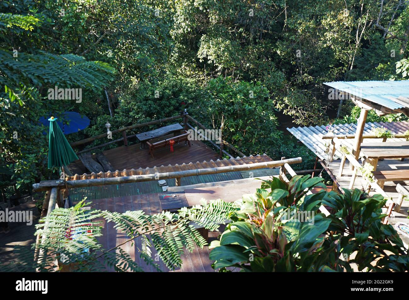 Balcone in legno terrazza architettura e design di costruzione di locali tra verde giungla parco Foto Stock