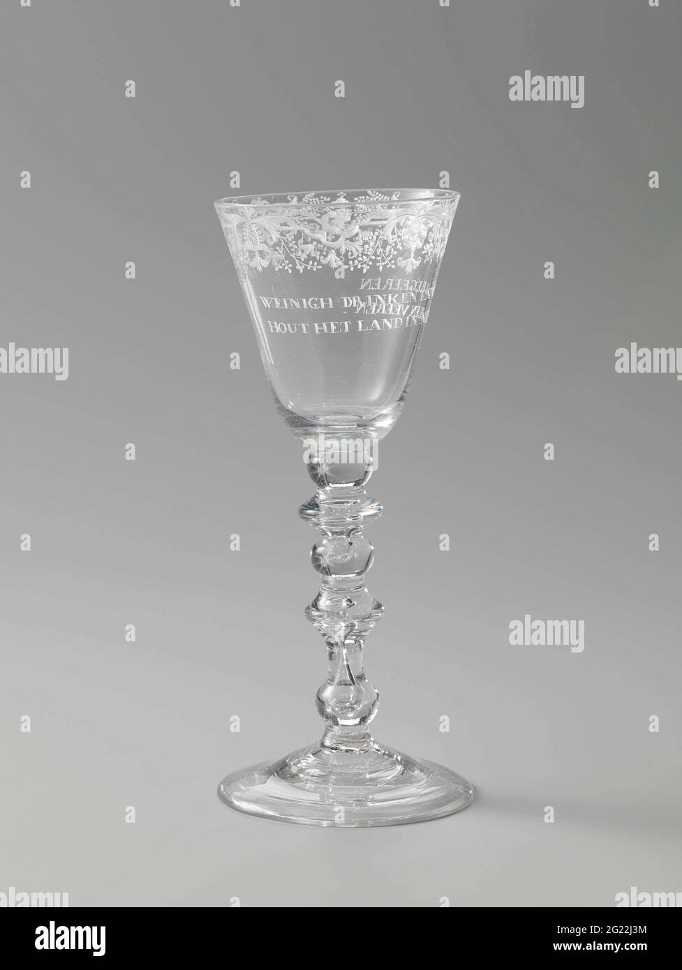 Bicchiere di vino con motivi fogliati. Il bordo di questo vetro è accentuato da una fascia simmetricamente organizzata di ghirlande e motivi fogliari. L'iscrizione richiede moderazione nel consumo di alcol per governare bene. Traduzione di iscrizione: Bere poco e governare bene / mantiene il paese rifornito e ben. Foto Stock