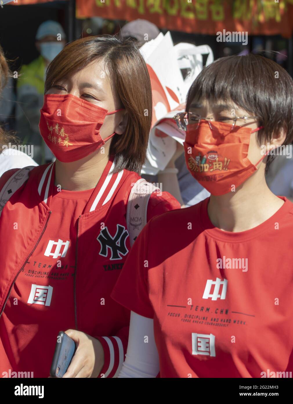 Jilin, Jilin, Cina. 8 Giugno 2021. Il 7 giugno 2021, il primo giorno dell'esame di ingresso al college, fuori dal centro di test della scuola media di Yuwen a Jilin City, provincia di Jilin, i genitori hanno inviato i candidati nella sala di test di matematica nel pomeriggio di quel giorno. Credit: SIPA Asia/ZUMA Wire/Alamy Live News Foto Stock