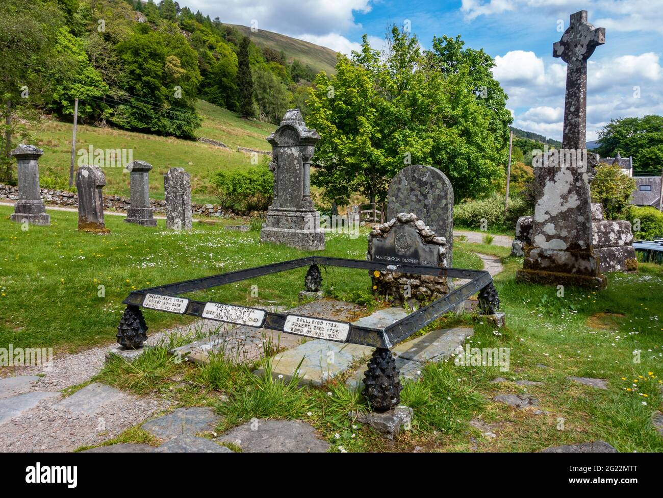 La tomba dell'ex fuorilegge e eroe popolare Rob Roy MacGregor a Balquhidder, Scozia Foto Stock