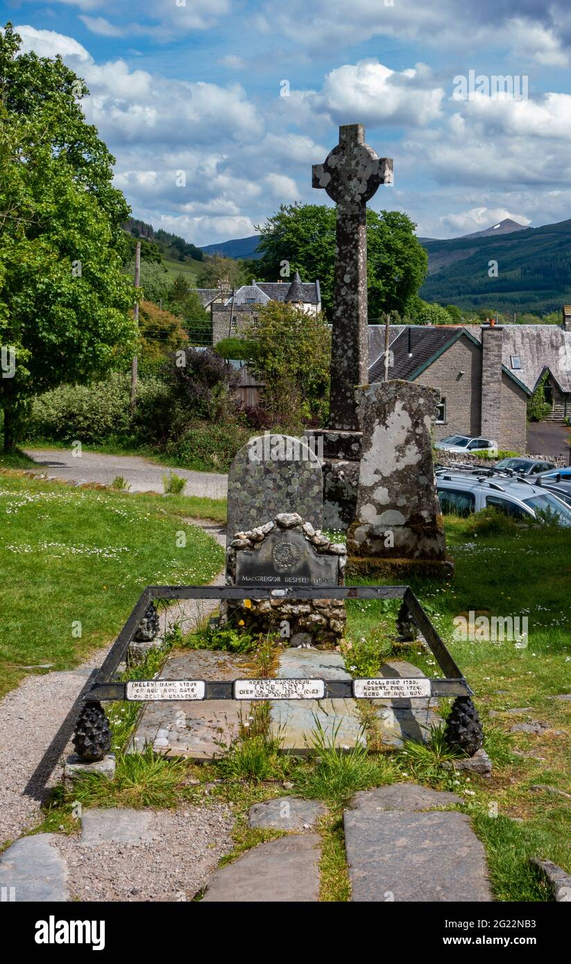 La tomba dell'ex fuorilegge e eroe popolare Rob Roy MacGregor a Balquhidder, Scozia Foto Stock