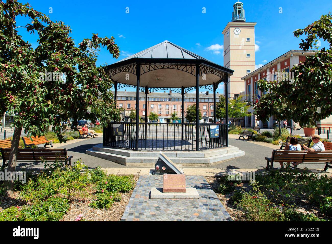 Abbeville (Francia settentrionale): Chiosco nella piazza "Place Max Lejeune", nel centro della città. Sullo sfondo, il campanile del municipio Foto Stock