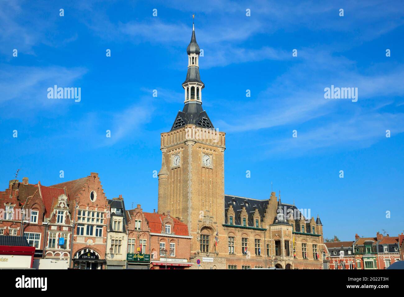 Bailleul (Francia settentrionale): Panoramica del campanile e del municipio. Il campanile è registrato come monumento storico nazionale (histo dei "monument" francesi Foto Stock