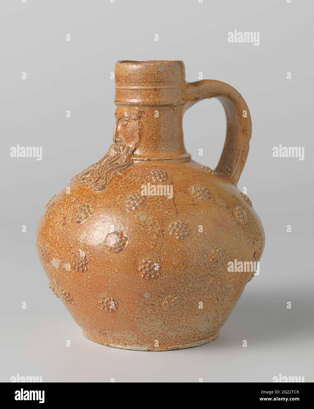 Kroes di gres smaltato marrone. Piccolo frigorifero in gres smaltato marrone senza ornamento, con iscrizione elencata il 27 settembre 1883 nello scavo di una fondazione sul Rijkswerf di Amsterdam. Foto Stock