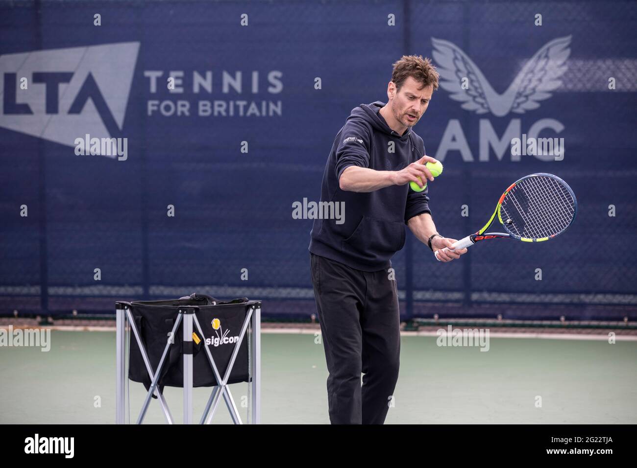 LTA Tennis Lesson con Sam Richardson. Responsabile Tennis - prodotti e programmi presso L'ASSOCIAZIONE DI TENNIS SU PRATO Foto Stock