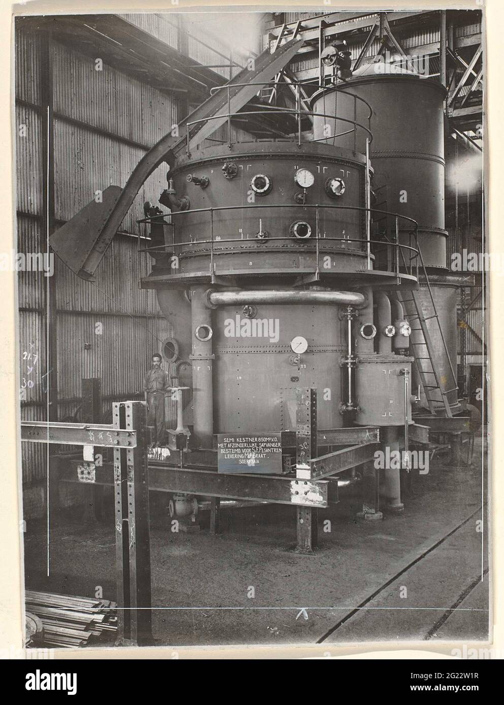 Semi Kestner. Semi Kestner prodotto nel 1930 e destinato alla fabbrica di zucchero Pisss a Kediri. A sinistra della macchina c'è un lavoratore della fabbrica. Parte di un gruppo di foto sfuse e più grandi di diversi tipi di macchine dal N.V. Machinefabriek Braat in Surabaya, dal periodo ca. 1920-1940. Foto Stock