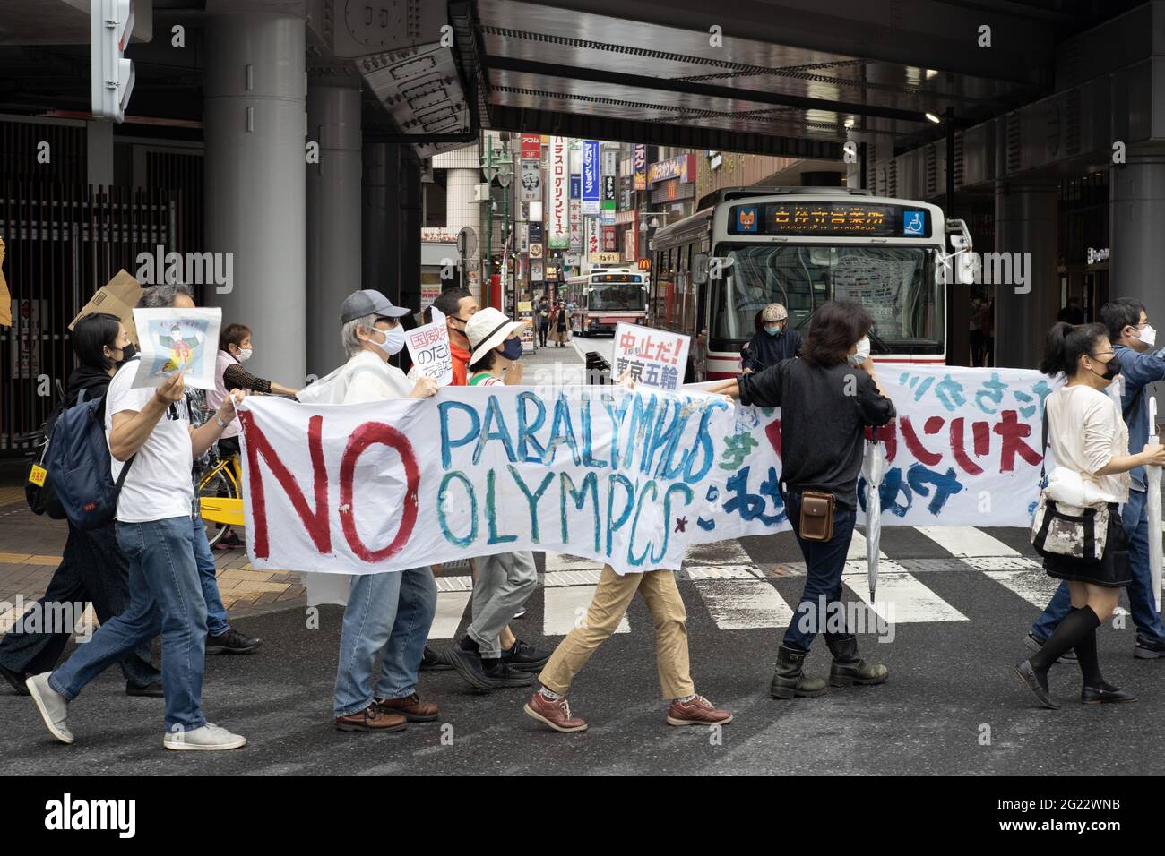 A Tokyo si è tenuta una manifestazione contro i Giochi Olimpici. L'ultimo sondaggio ha rivelato che più del 80% delle persone sono contro l'evento quest'estate. In Giappone, gli effetti della quarta ondata della nuova epidemia di coronavirus continuano, il sistema medico è inasprito a causa del rapido aumento delle persone infette, e diversi esperti continuano a mettere in guardia sulla carenza di risorse mediche e sull'esaurimento dei siti medici. Foto Stock