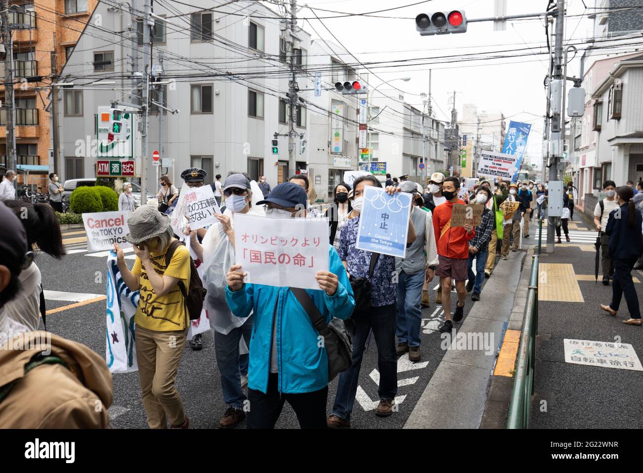 A Tokyo si è tenuta una manifestazione contro i Giochi Olimpici. L'ultimo sondaggio ha rivelato che più del 80% delle persone sono contro l'evento quest'estate. In Giappone, gli effetti della quarta ondata della nuova epidemia di coronavirus continuano, il sistema medico è inasprito a causa del rapido aumento delle persone infette, e diversi esperti continuano a mettere in guardia sulla carenza di risorse mediche e sull'esaurimento dei siti medici. Foto Stock