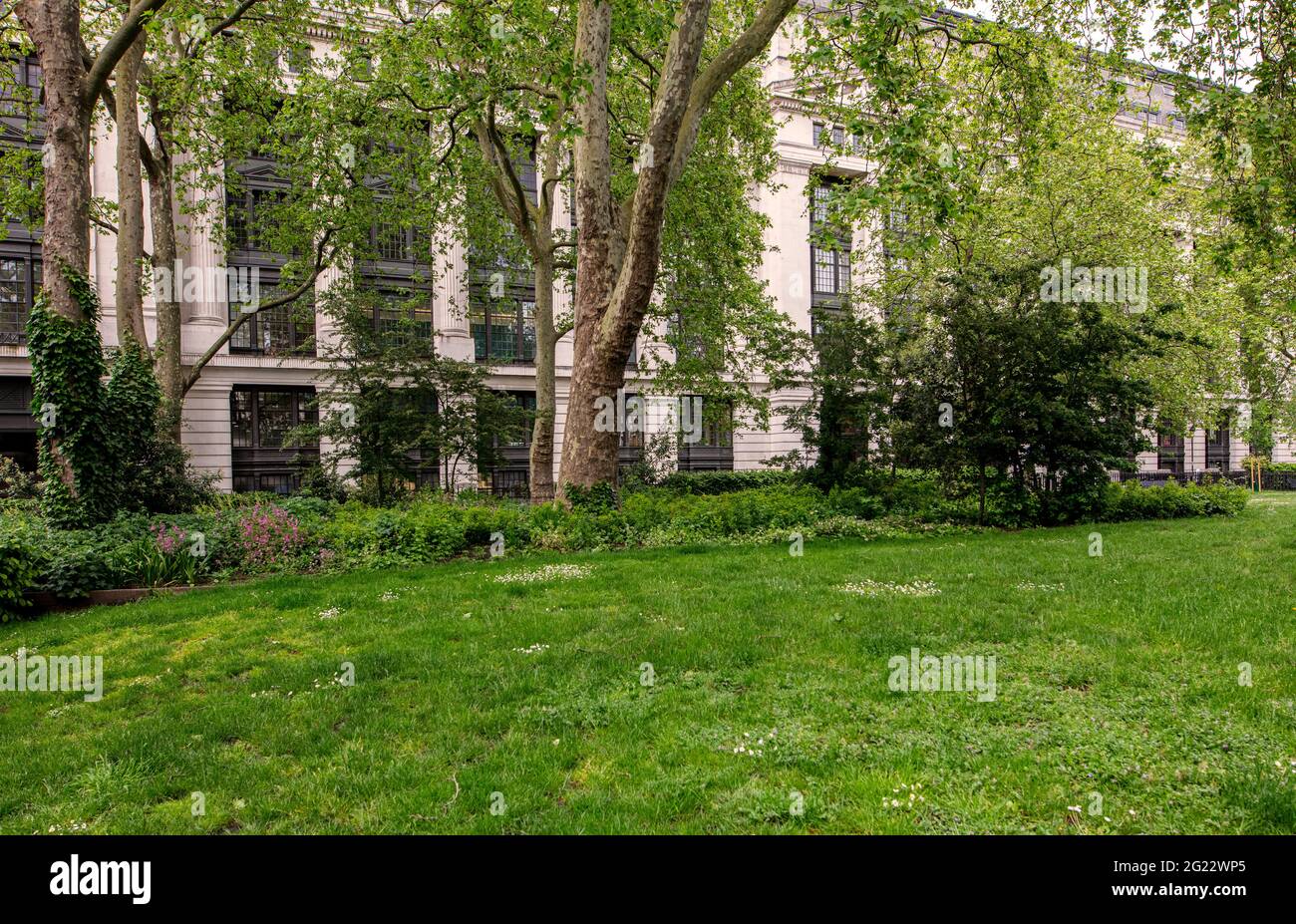 Bloomsbury Square, Holborn, Londra; una grande piazza giardino progettata nel 1660. Parco storico classificato di grado II. Foto Stock