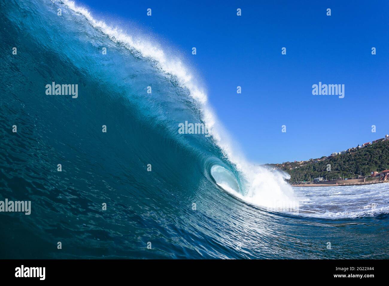 Oceano blu che schiantano l'acqua di mare a onde cave verso la costa della spiaggia. Nuoto closeup fotografia d'acqua del potere della natura. Foto Stock