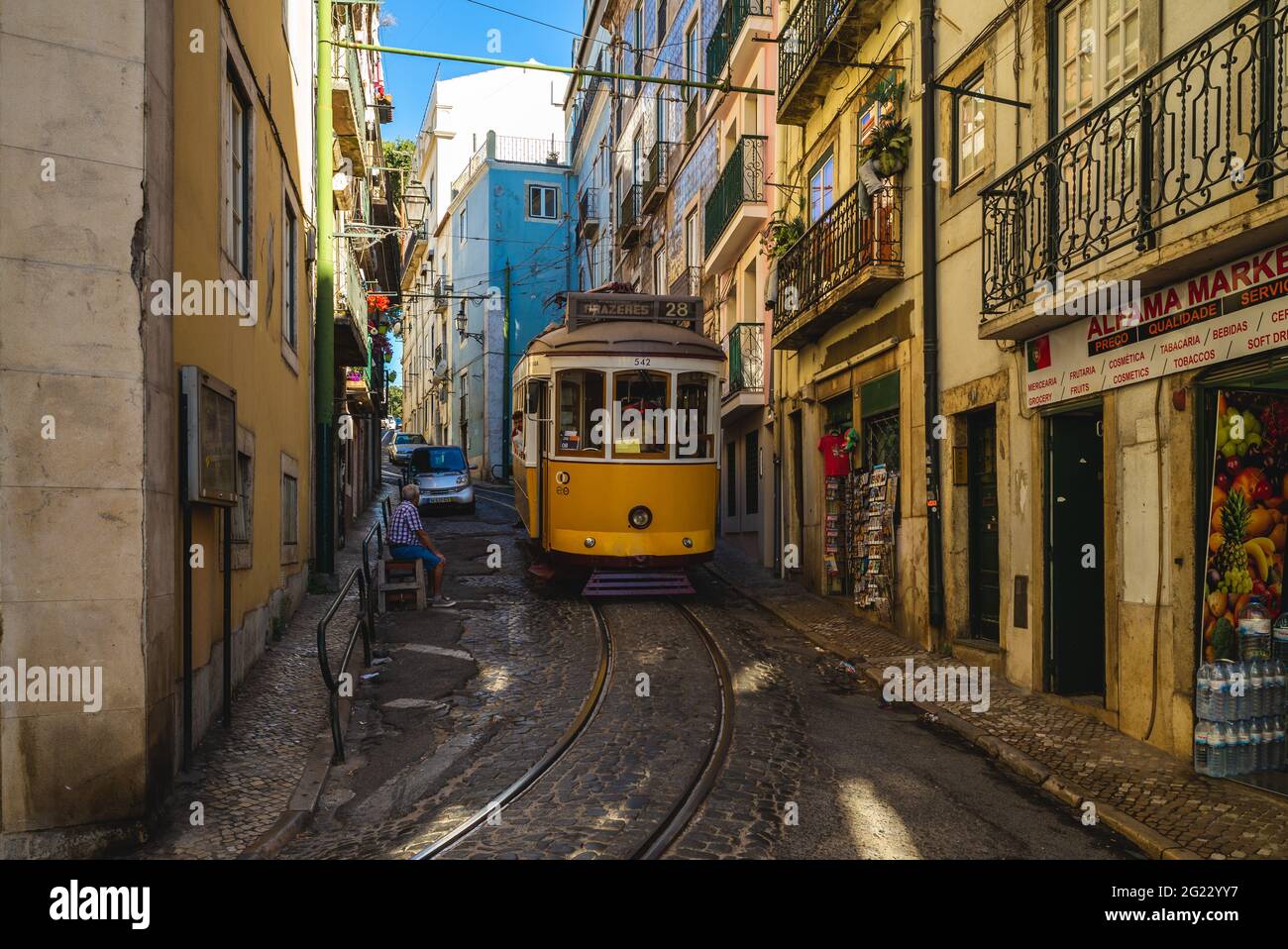 22 settembre 2018: Il percorso classico, il tram numero 28 di lisbona in portogallo. Collega Martim Moniz con campo Ourique, passa attraverso il popolare t Foto Stock