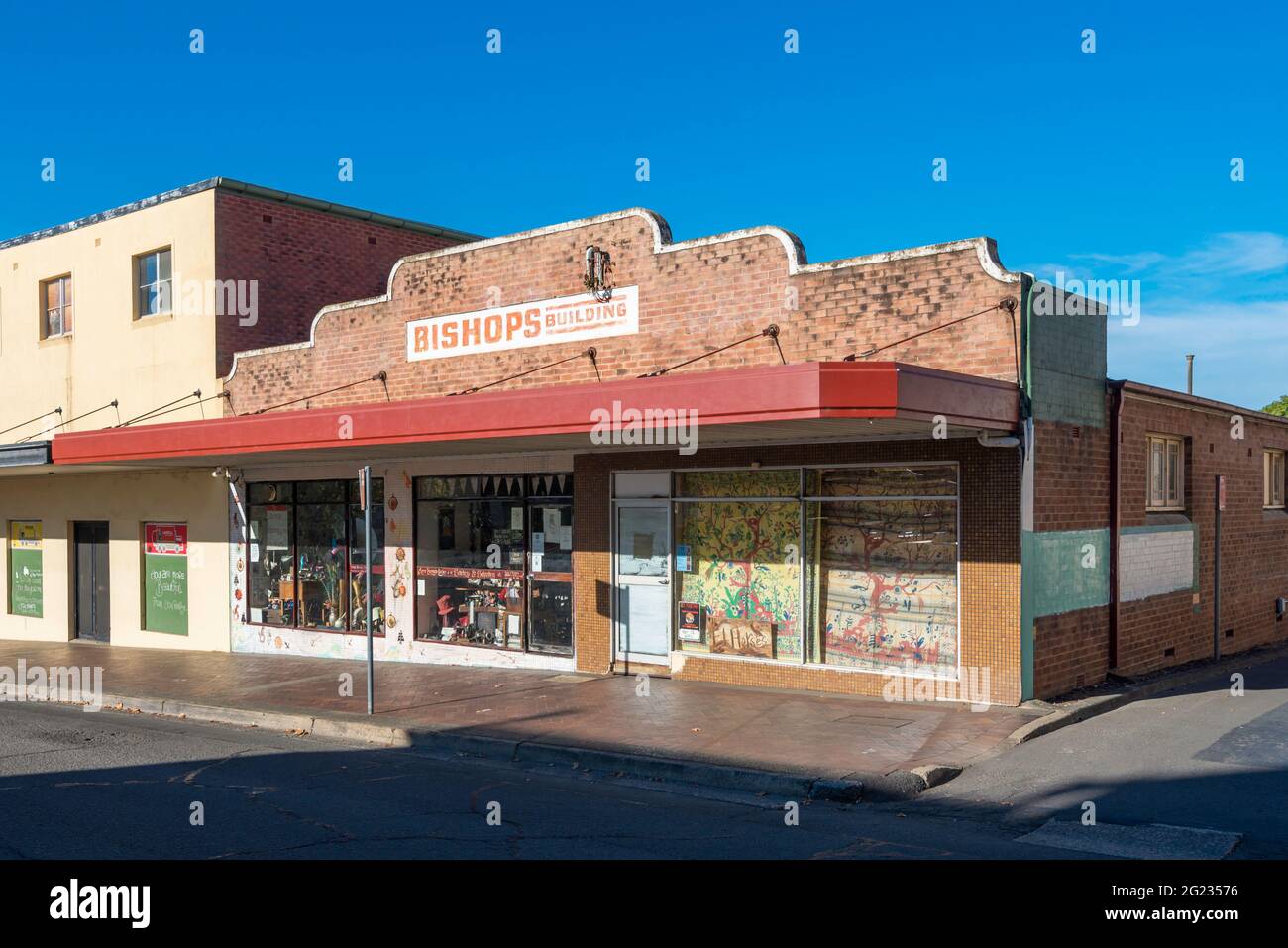 Un edificio di vendita al dettaglio interbellico a livello unico a Nowra, sulla costa meridionale del nuovo Galles del Sud dell'Australia Foto Stock