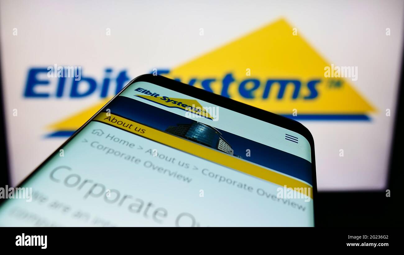 Smartphone con sito web della società di difesa israeliana Elbit Systems Ltd. Sullo schermo davanti al logo aziendale. Mettere a fuoco in alto a sinistra del display del telefono. Foto Stock