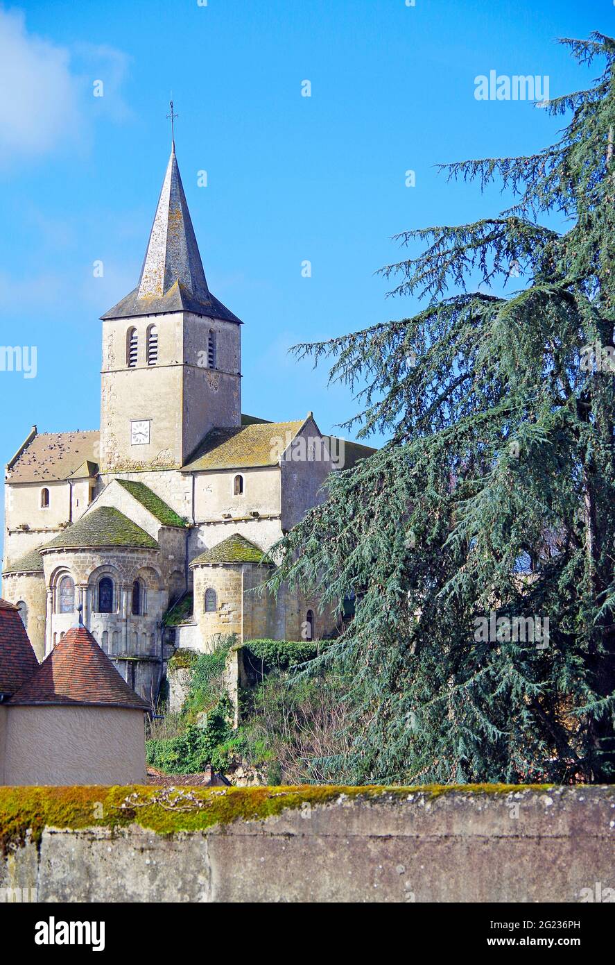 La chiesa parrocchiale di Notre Dame, arroccata su un affioramento calcareo sopra il fiume Gartempe a Montmorillon, Francia Foto Stock