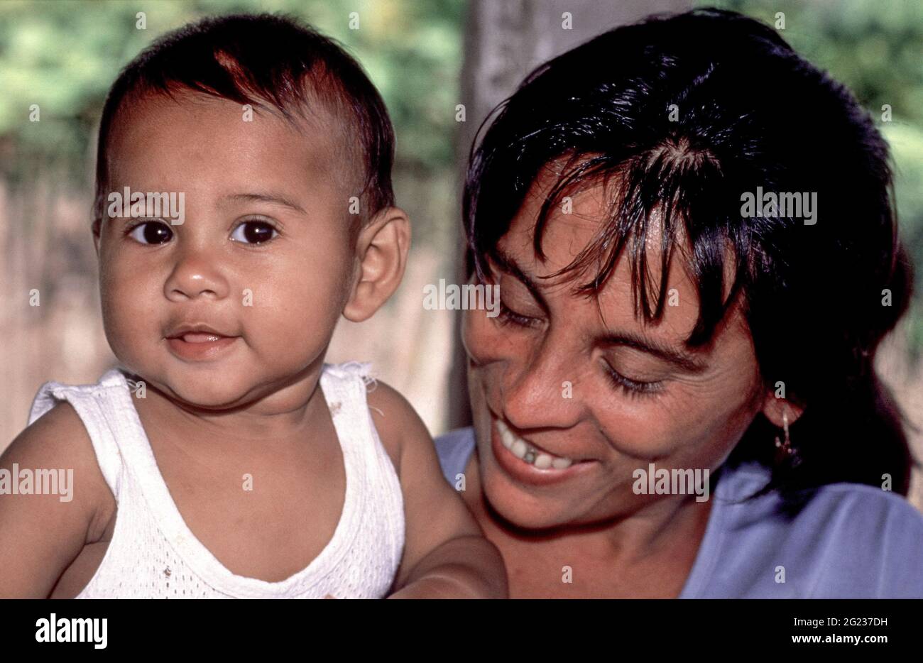 Primo piano ritratto di una madre e di un bambino felici e sorridenti in un centro di assistenza diurna in Honduras, America Centrale Foto Stock