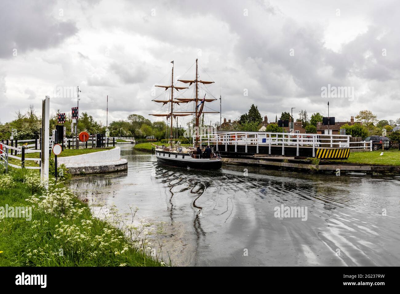 Un rigger quadrato in mock a due alberi passa attraverso il ponte di oscillazione inferiore di Purton sul canale della nave Sharpness e Gloucester Foto Stock