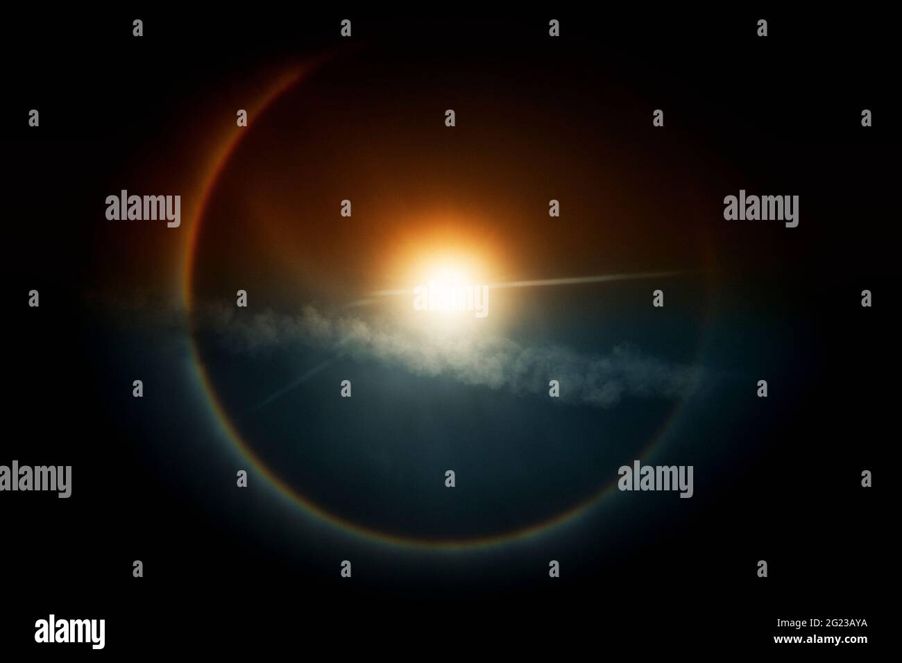 Un alone circolare intorno al Sole , fenomeni di luce naturale intorno al Sole. Foto Stock