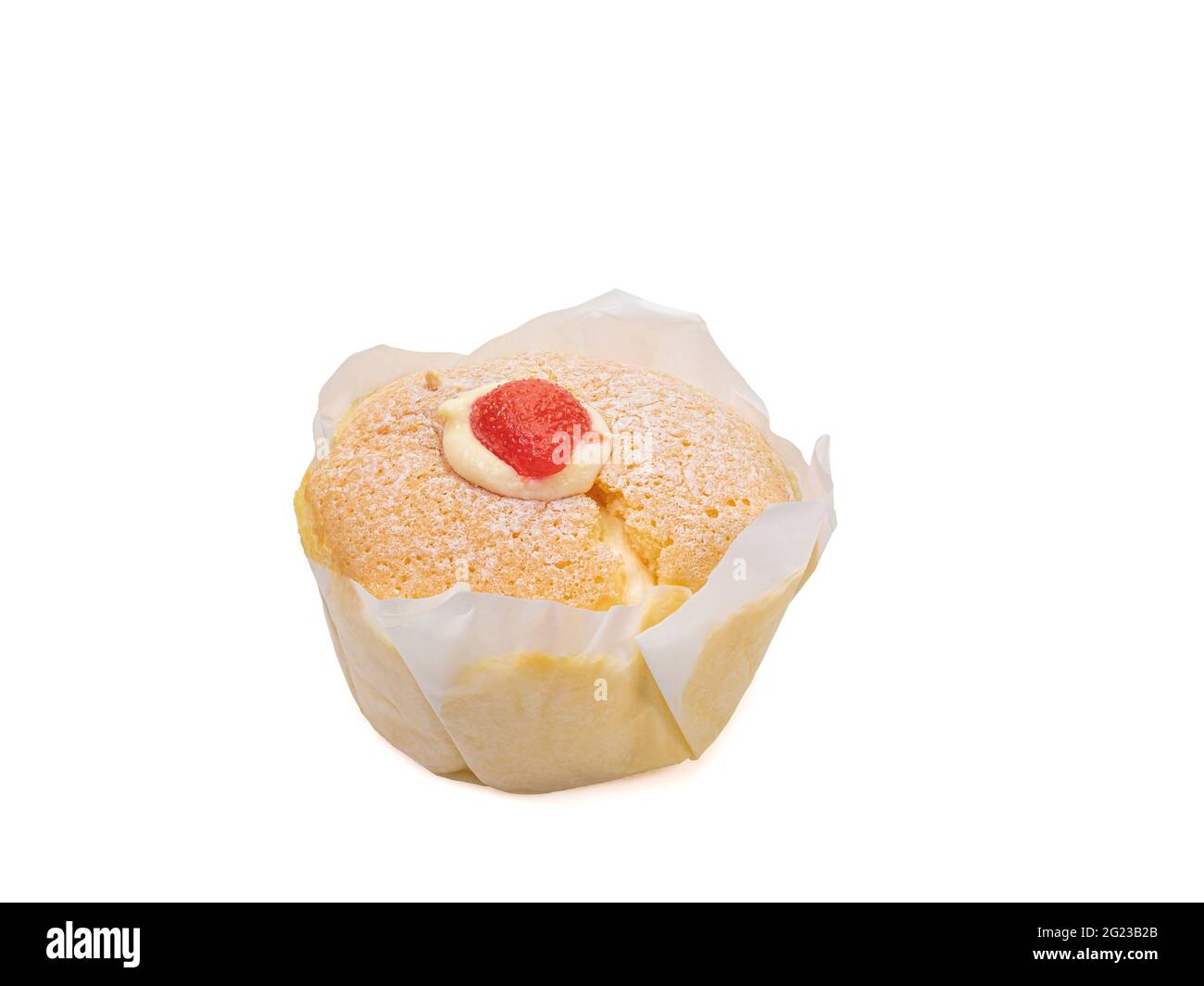 Crema dolce, un primo piano di deliziosa torta cremosa fatta in casa con la crema di fragole, isolato su sfondo bianco. Foto Stock