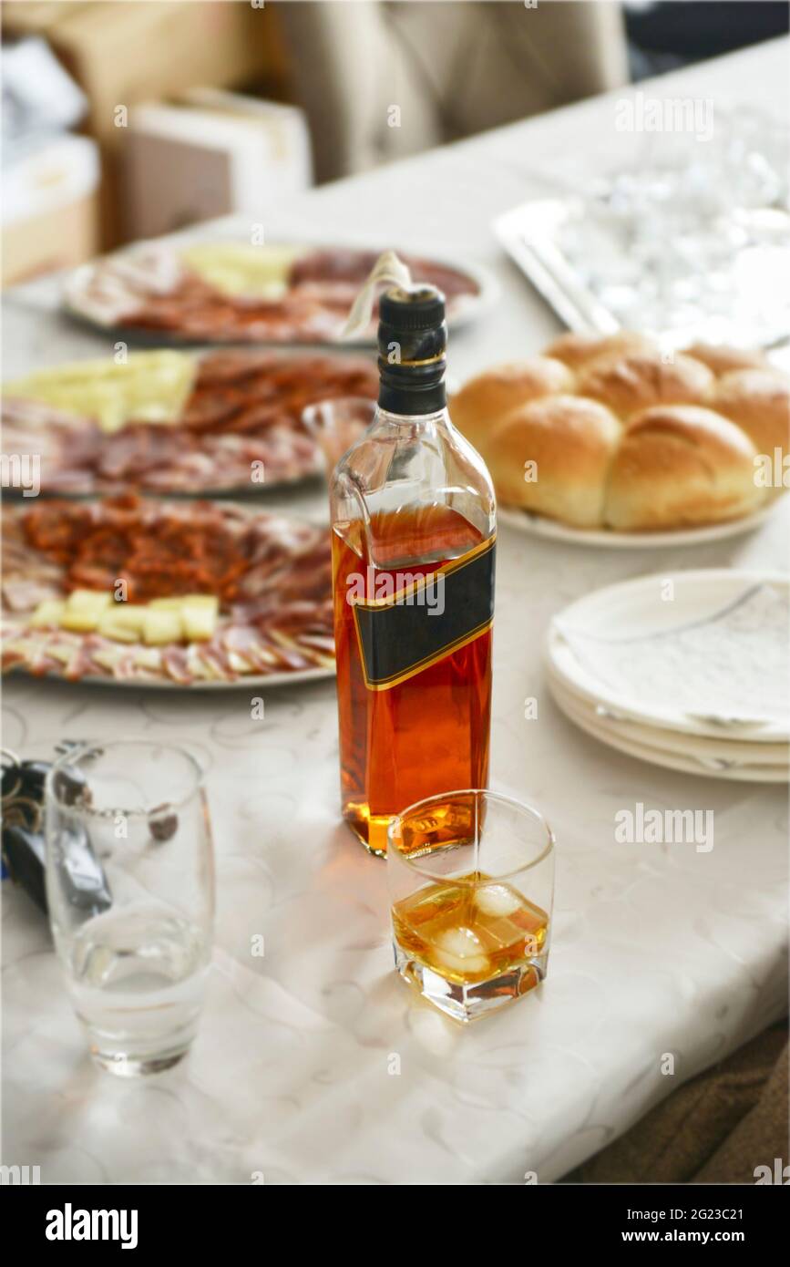 Vetro e bottiglia di whiskey sul tavolo Foto Stock