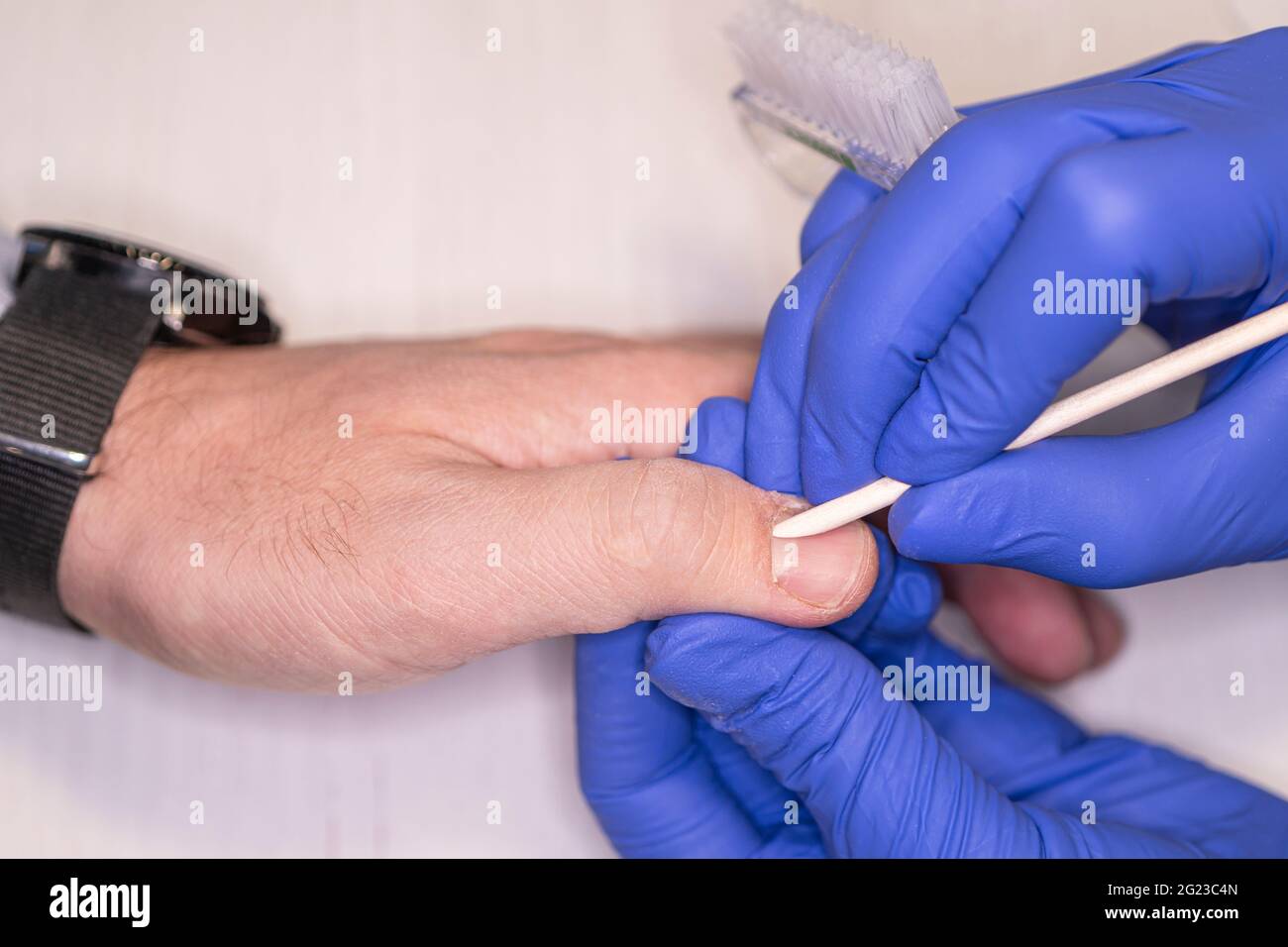L'uomo fa il suo manicure fatto, mani closeup. In un salone di bellezza maschile. Foto Stock