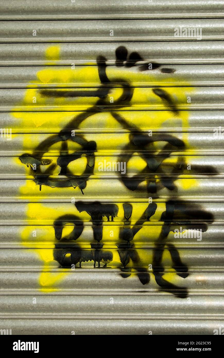 Colorato spray graffiti per biciclette verniciato su una grande tenda in metallo. Foto Stock