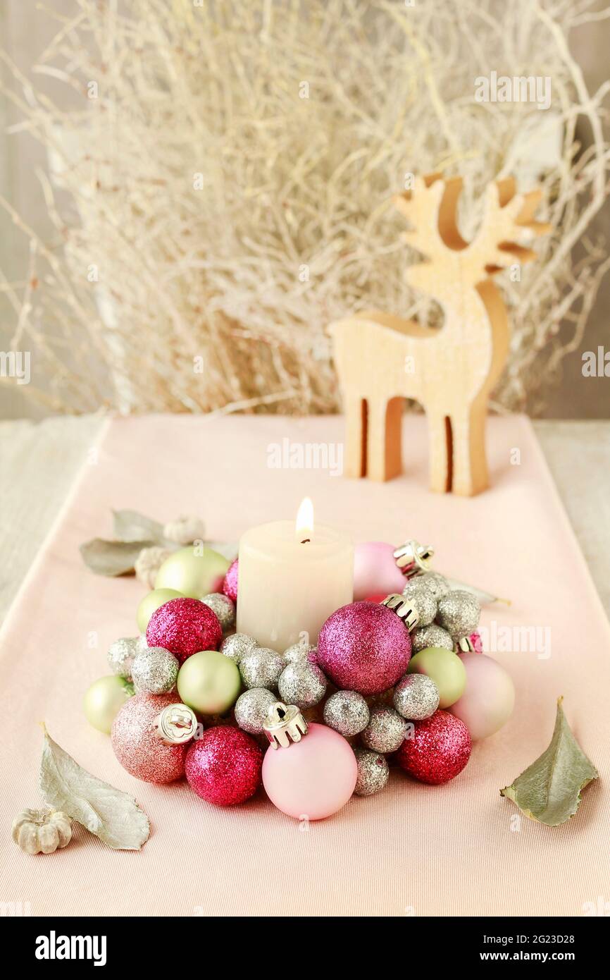 Portacandele fatto di sfere di vetro. Decorazioni per feste di Natale e carnevale. Foto Stock