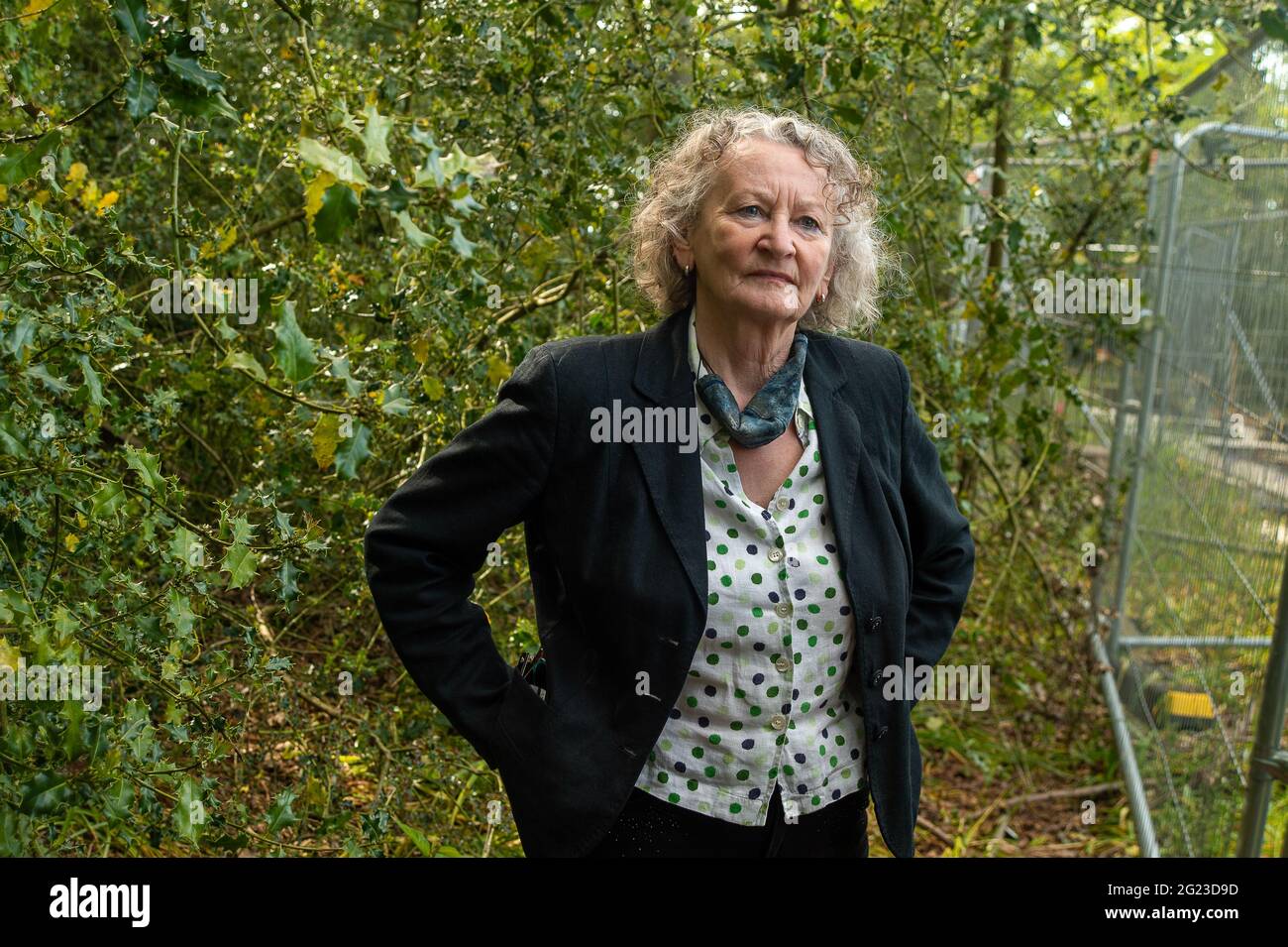 Aylesbury vale, Buckinghamshire, Regno Unito. 8 Giugno 2021. La Baronessa Jenny Jones del Green Party è venuta oggi a Jones Hill Wood per vedere la devestazione che HS2 stanno causando nei Chilterns per la costruzione del collegamento HS2 High Speed Rail 2 da Londra a Birmingham. La visita è stata ospitata dal candidato del Partito Verde Carolyne Culver che è in piedi nella sottoelezione locale per la sede di Chesham e Amersham. Credit: Maureen McLean/Alamy Live News Foto Stock