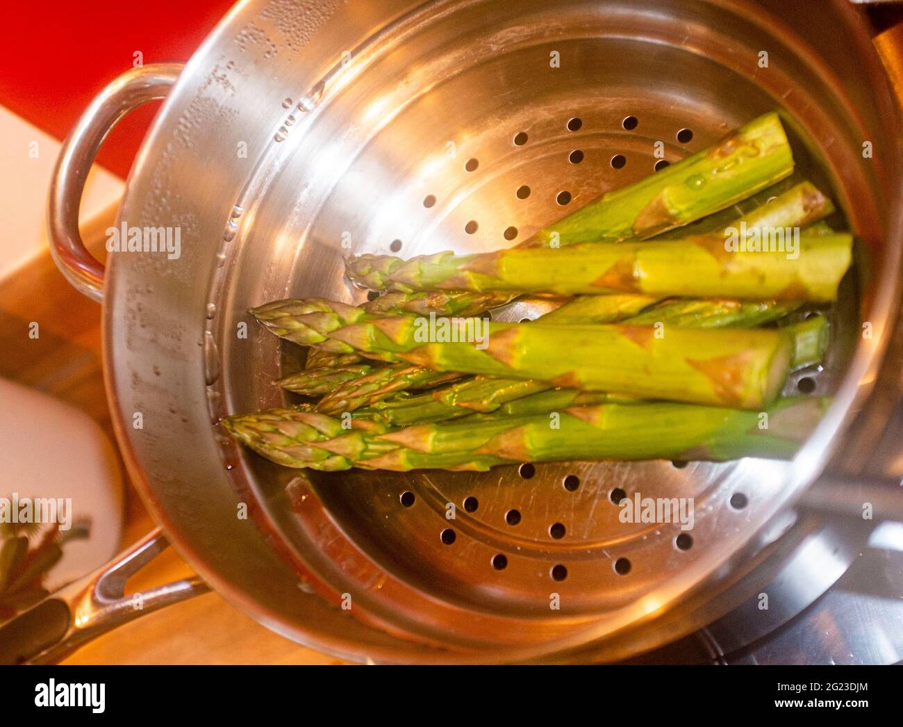 Cucinare asparagi inglesi in un vaporetto Foto Stock