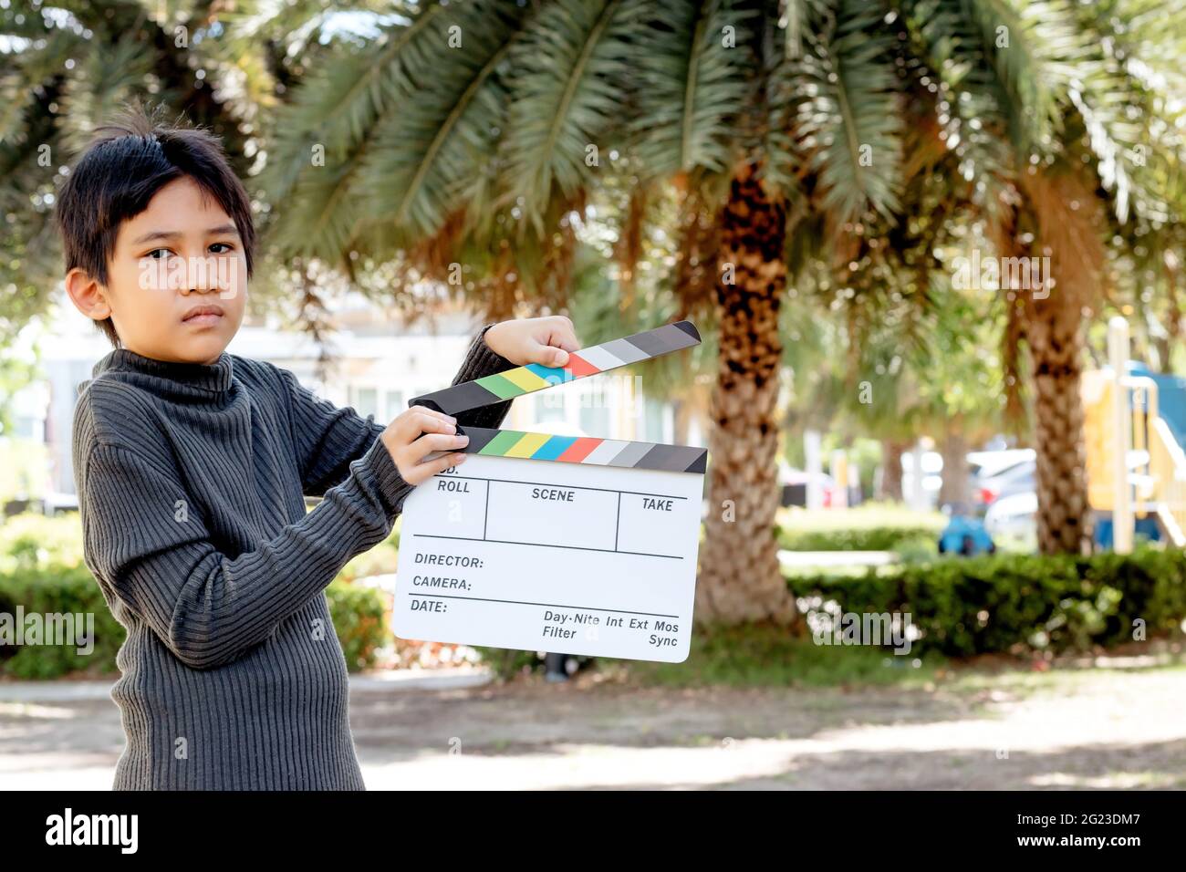 Asian boy che tiene film ardesia colori tavola per cinema e industria televisiva Foto Stock