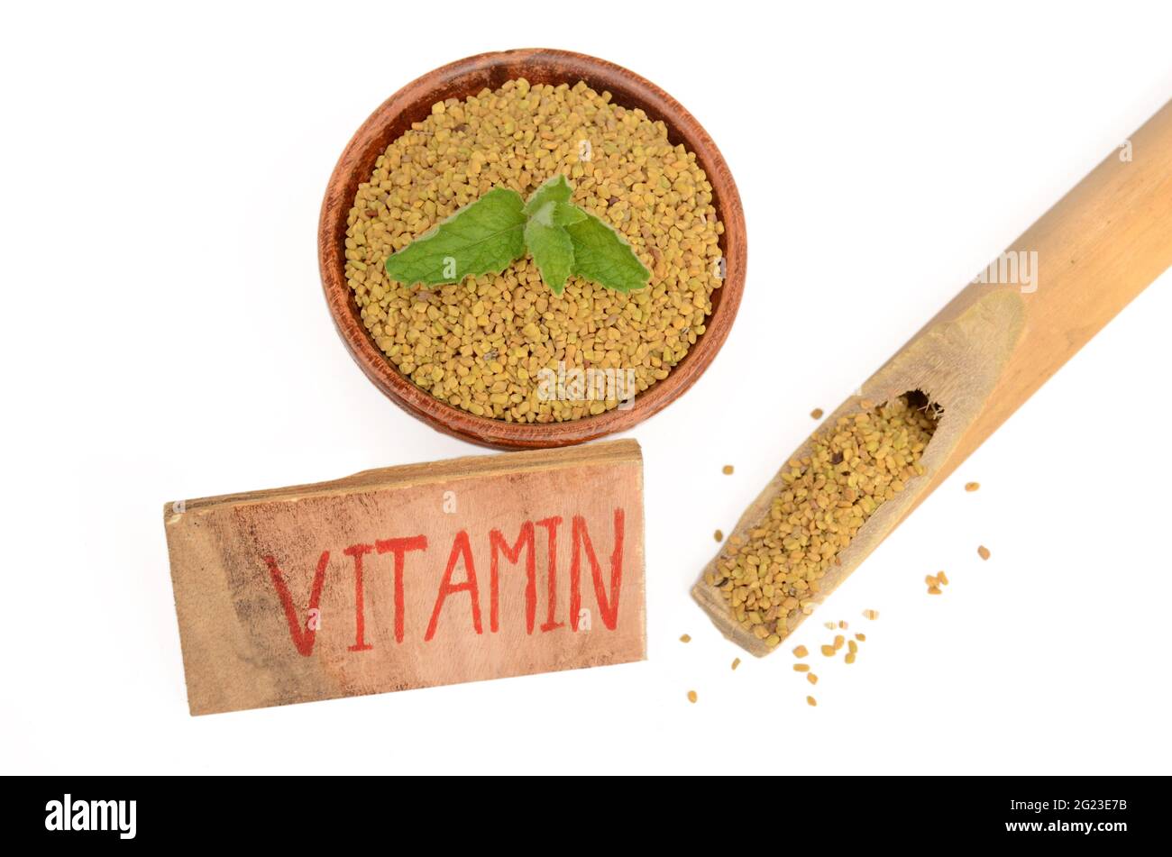 closeup marrone greco con menta e cucchiaio di legno scrivere vitamina health care concetto medico isolato su sfondo bianco. Foto Stock