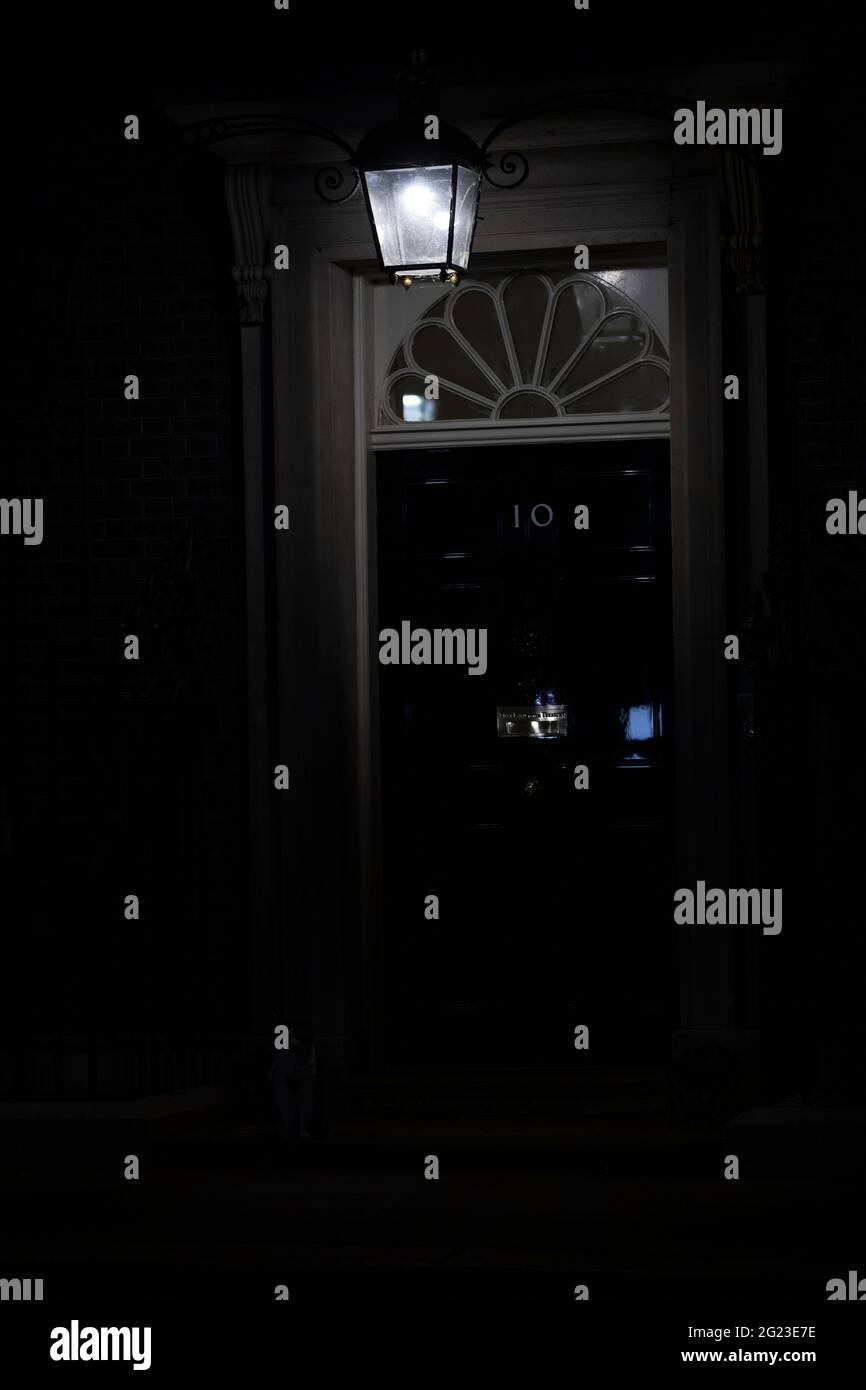 La porta d'ingresso al n.10 Downing Street, casa del primo ministro britannico, potenza della politica britannica, Londra, Regno Unito Foto Stock