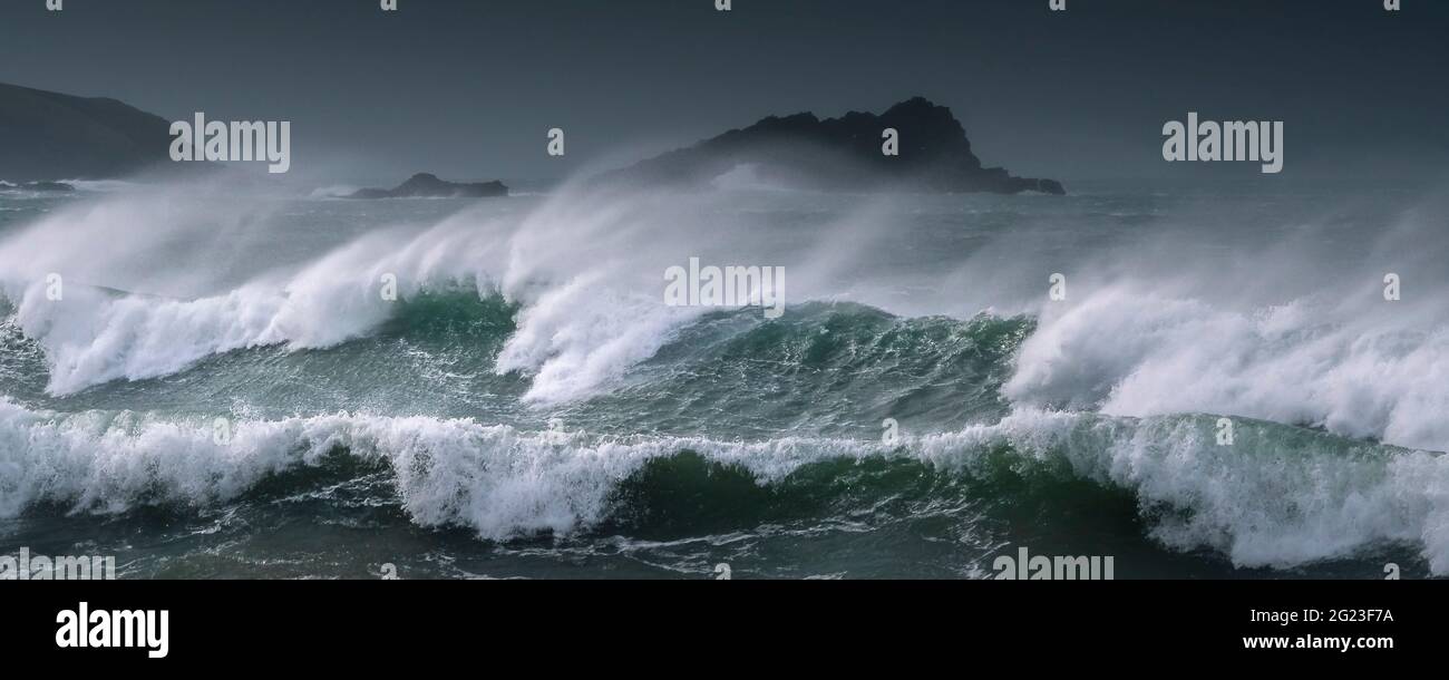 Un'immagine panoramica delle onde selvagge che si infrangono e del mare instabile Intorno all'Isola dell'Oca al largo del promontorio di Penire Point East A Fistral Bay a Newquay in Cornw Foto Stock