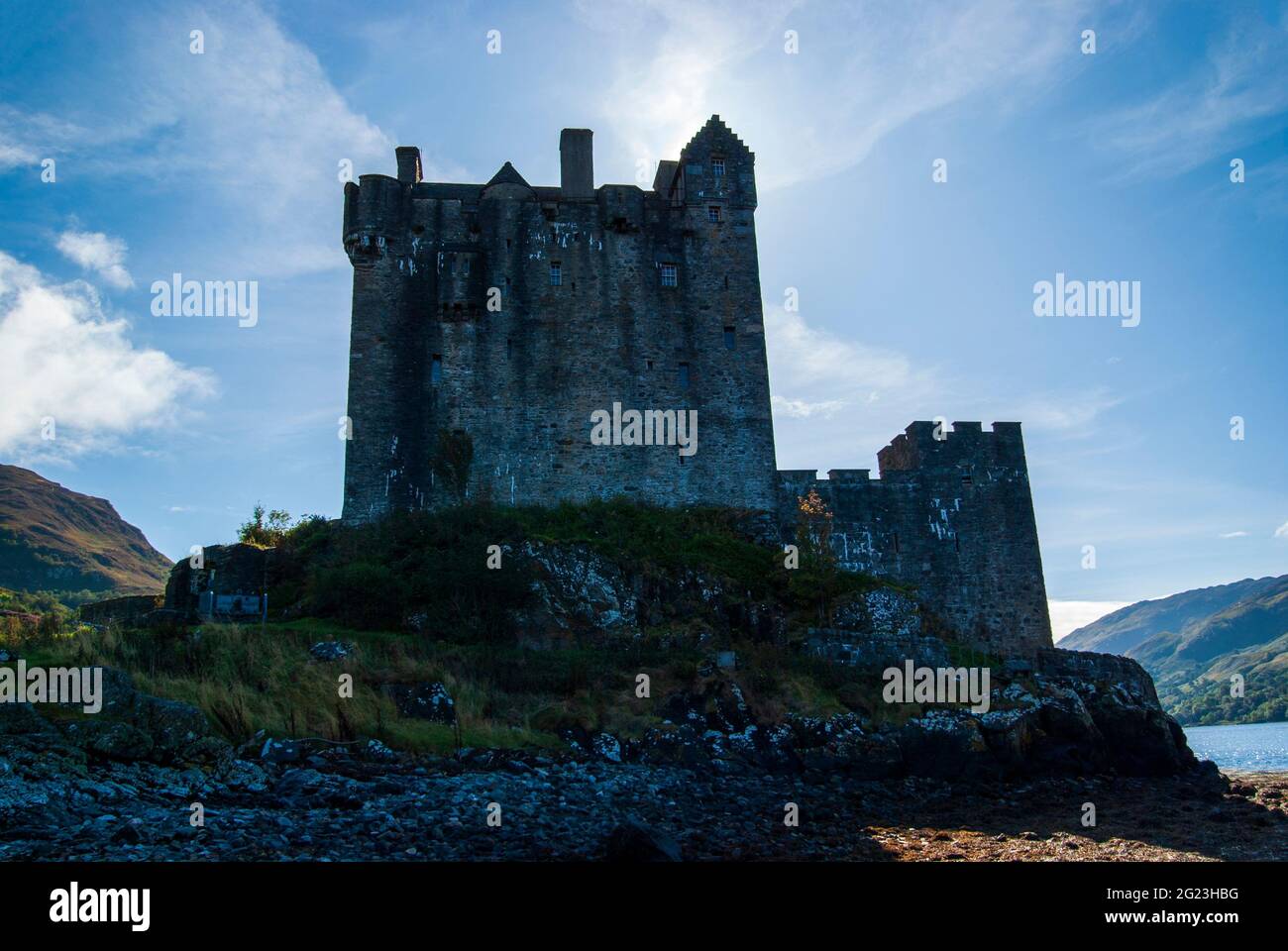 Una vista parziale della silhouette del lato del Castello di Eilean Donan nelle Highlands della Scozia. Foto Stock