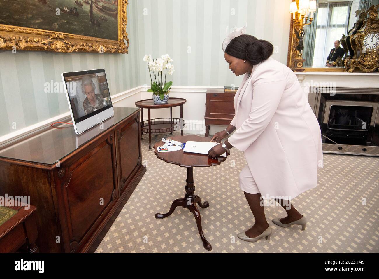 La regina Elisabetta II appare su uno schermo via video dal Castello di Windsor, dove è in residenza, durante un pubblico virtuale per ricevere l'Ambasciatore della Repubblica del Sud Sudan, Agnes Oswaha, a Buckingham Palace, Londra. Data immagine: Martedì 8 giugno 2021. Foto Stock