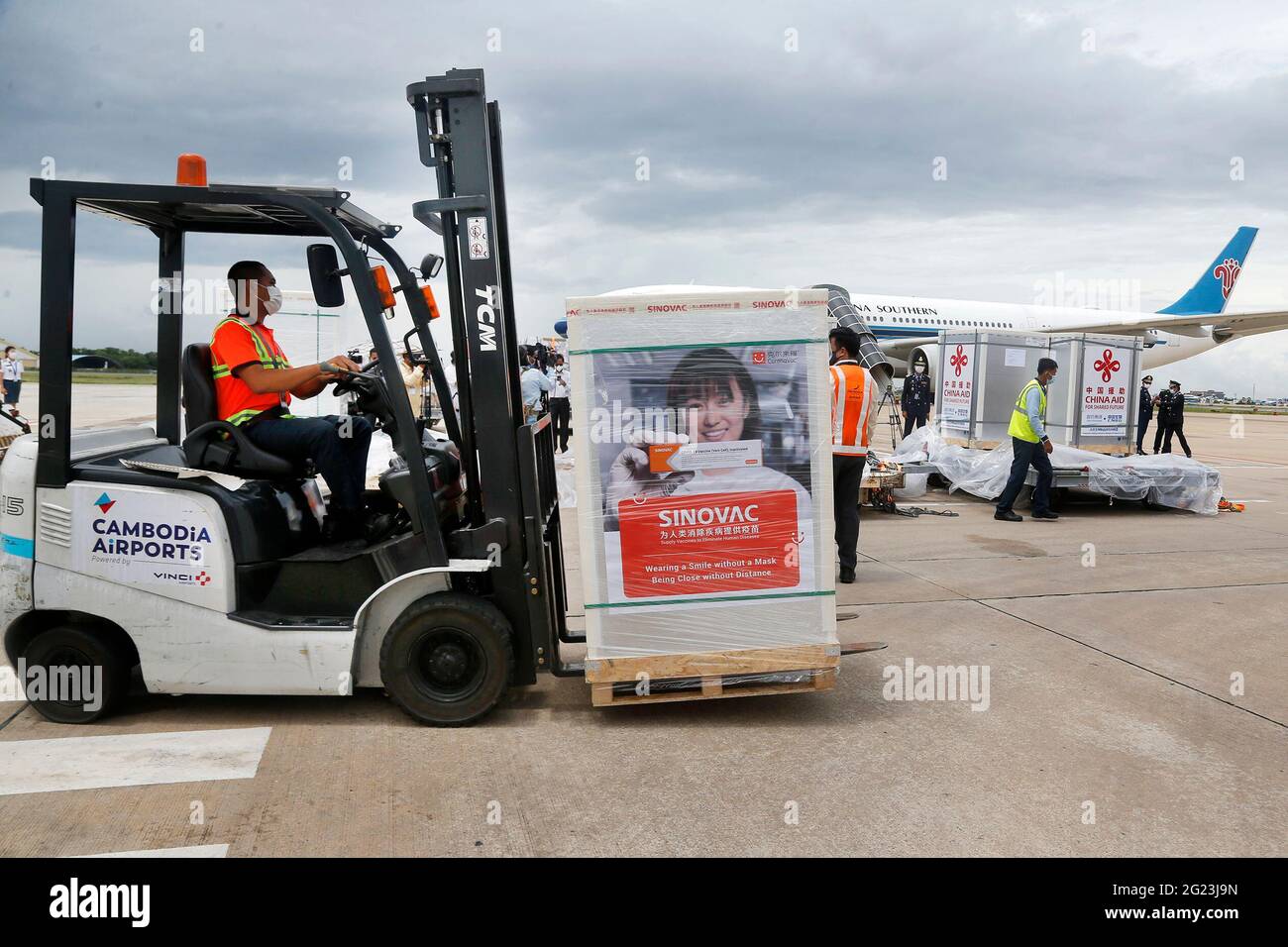 Phnom Penh, Cambogia. 8 Giugno 2021. Un lavoratore trasporta un pacchetto di vaccini cinesi COVID-19 all'aeroporto internazionale Phnom Penh di Phnom Penh, Cambogia, 8 giugno 2021. La campagna di vaccinazione COVID-19 della Cambogia ha ricevuto un altro impulso dopo che il paese ha ottenuto un nuovo lotto di vaccini cinesi il martedì. Yok Sambath, segretario di stato del ministero della salute cambogiano, ha dichiarato che il nuovo arrivo includeva il vaccino Sinopharm donato dal governo cinese e quelli acquistati dalla società biofarmaceutica cinese Sinovac Biotech. Credit: Phearum/Xinhua/Alamy Live News Foto Stock