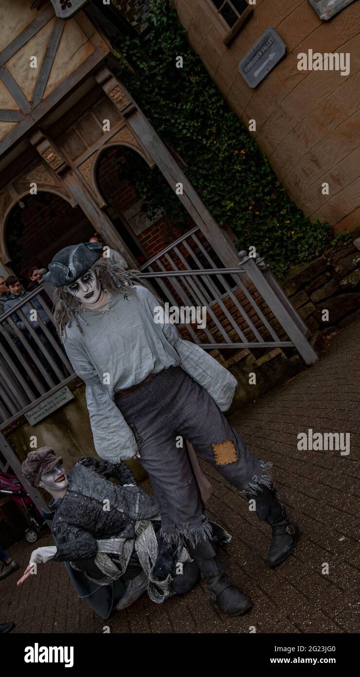 Alton Towers spaventa gli attori durante Scarefest Scarpe Fest Inc gli antenati di Alton e il Freak Show di Halloween paura Foto Stock