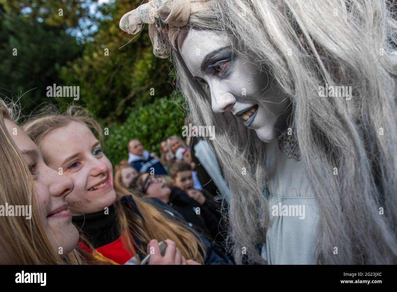 Alton Towers spaventa gli attori durante Scarefest Scarpe Fest Inc gli antenati di Alton e il Freak Show di Halloween paura Foto Stock