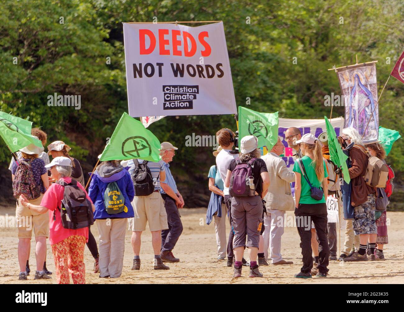 Newquay UK, Gandel River, Christian Climate Action Group avviano un pellegrinaggio di quattro giorni a piedi alla conferenza G7 di Carbis Bay per protestare contro il cambiamento climatico. Partendo da Newquay si attraversa il fiume Gannel verso Crantock. G7 polizia intervenire e consigliare gli escursionisti. Campeggiare lungo la strada seguiranno antichi percorsi di pellegrinaggio cristiano . 8 giugno 2021. Credit: Robert Taylor/Alamy Live News Foto Stock